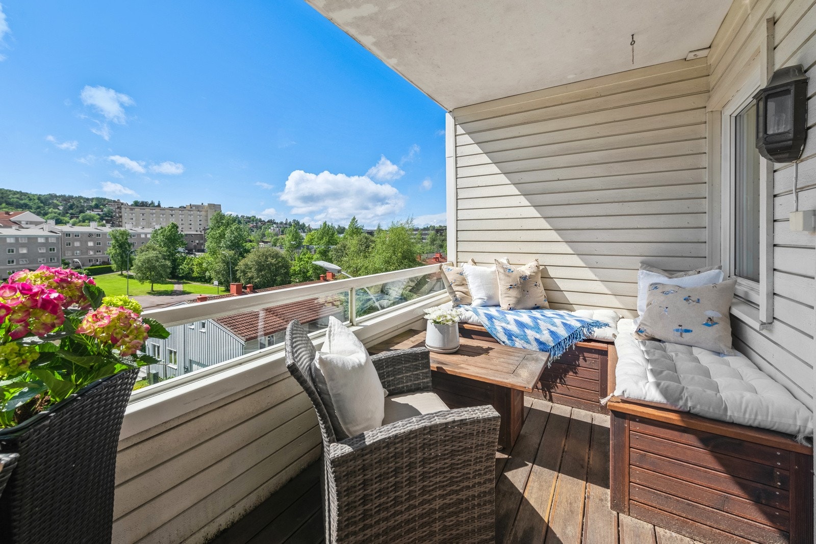 Skjermet og stor balkong med god plass til utemøbler og grill. Galleribilde