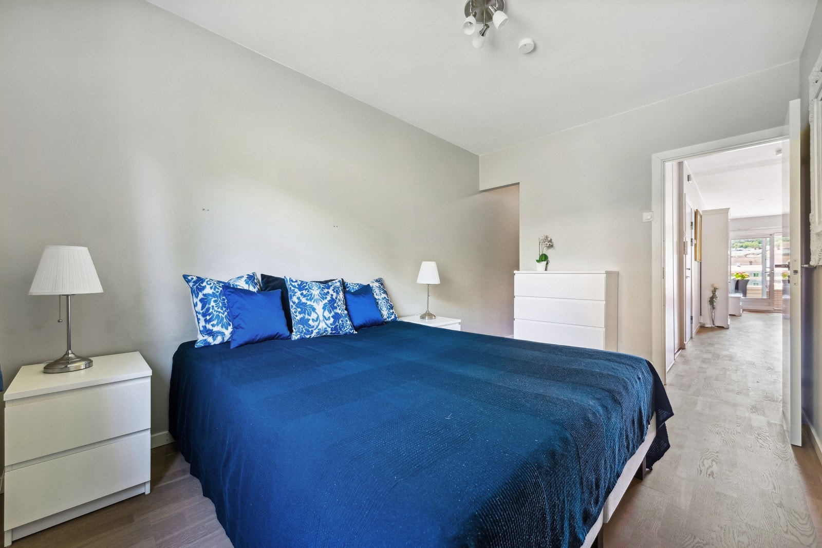 Soverom I er av ekstra god størrelse med walk-in closet. Galleribilde