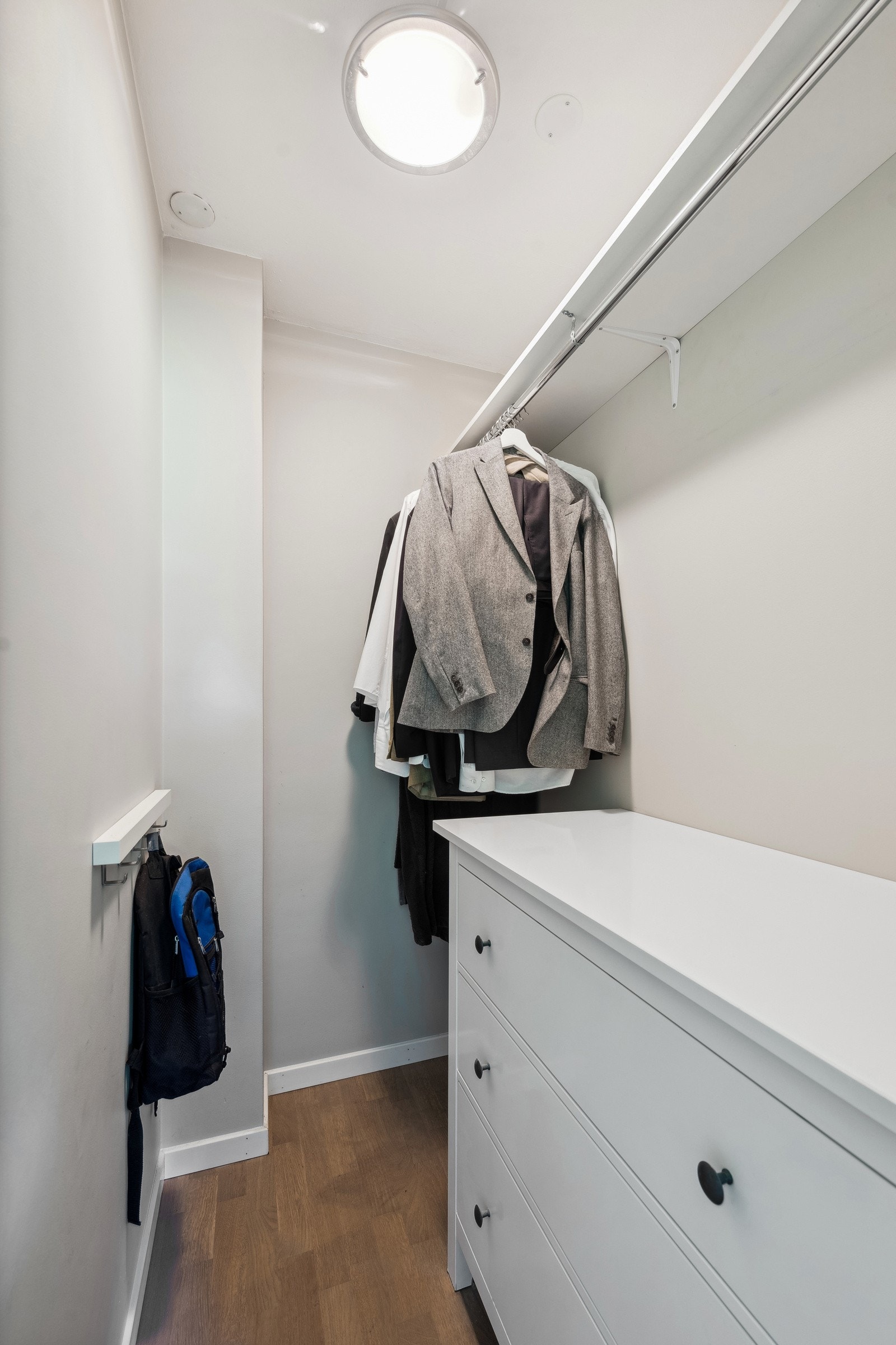 Tilhørende walk-in-closet med oppheng til klær. Galleribilde