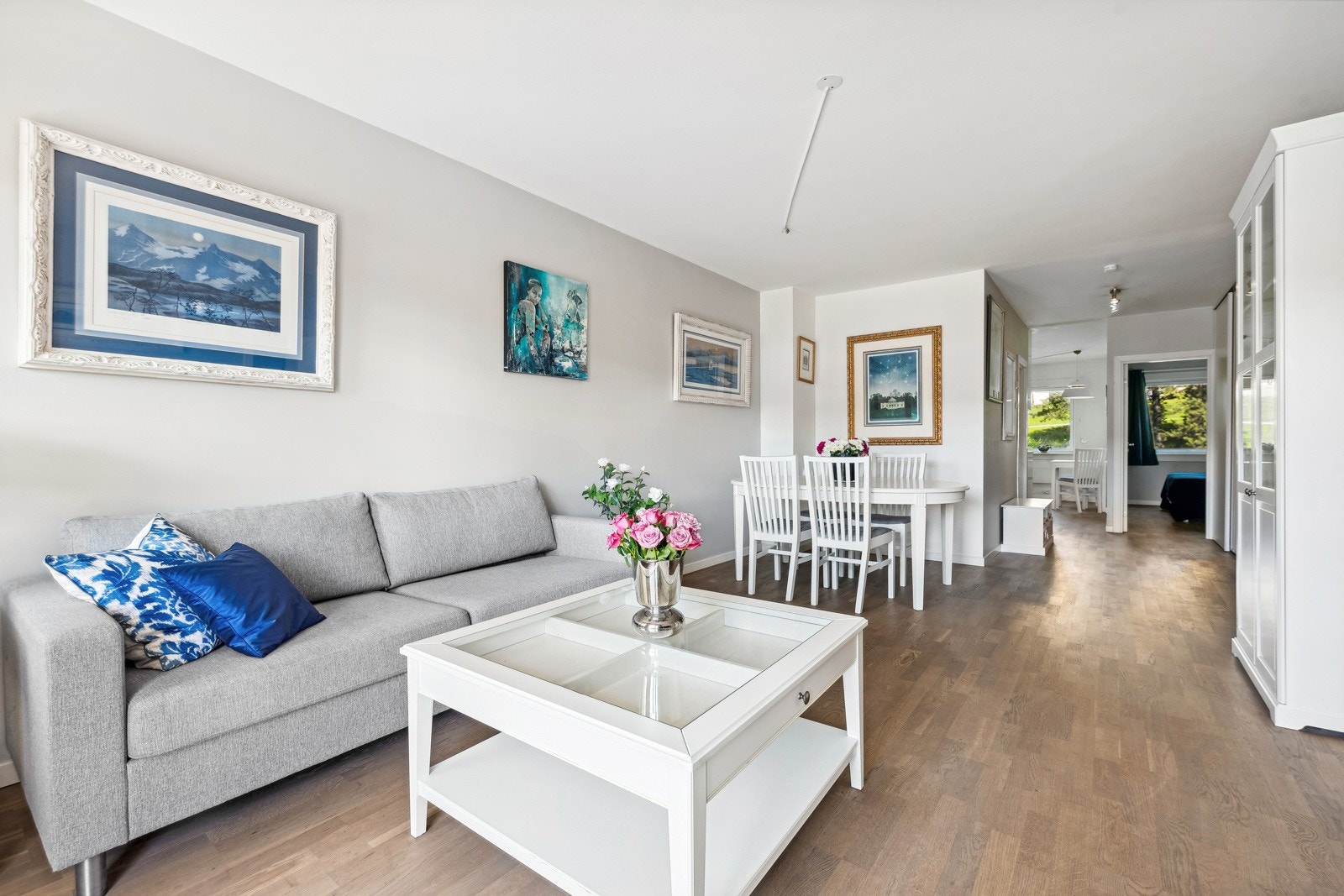 Gjennomgående leilighet med god plass til spisebord og sofagruppe. Galleribilde