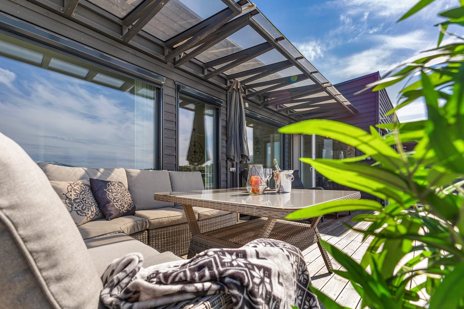 Det er montert utvendige screens som kan styres med fjernkontroll, slik at når solen skinner inn i leiligheten, så senker de seg ned, slik at leiligheten holder seg sval. Disse har både lys/vind sensor. Galleribilde