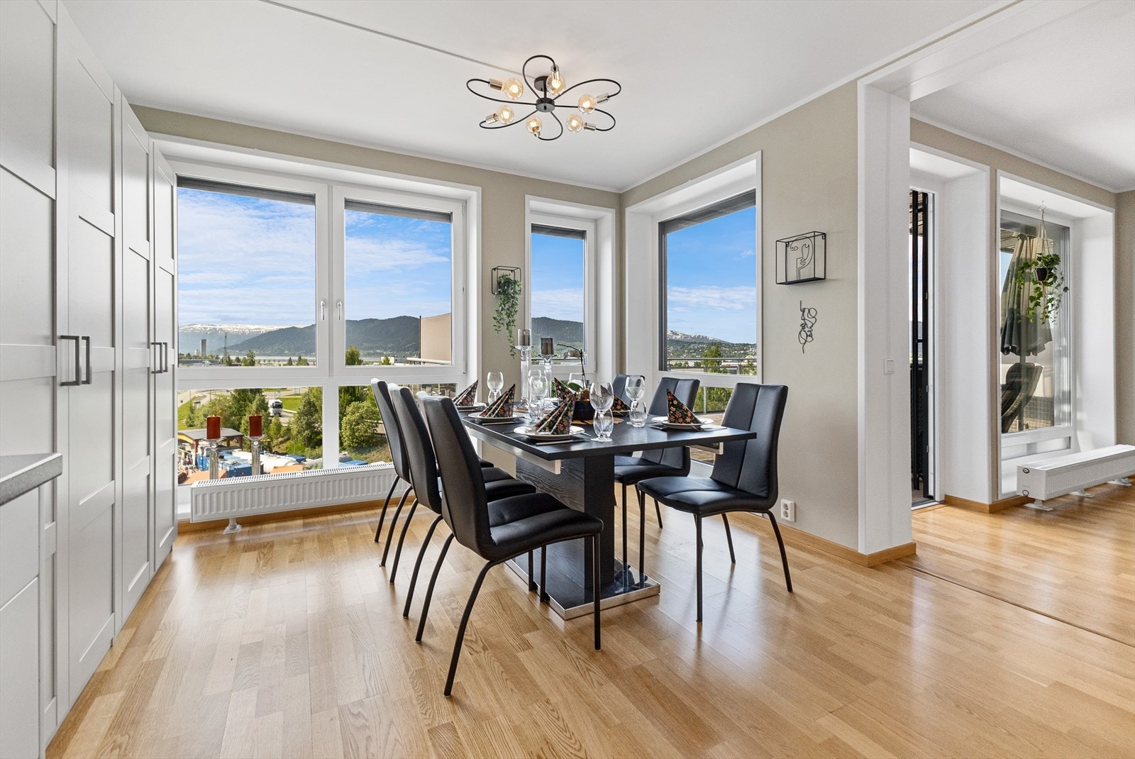 Spisestue. Galleribilde