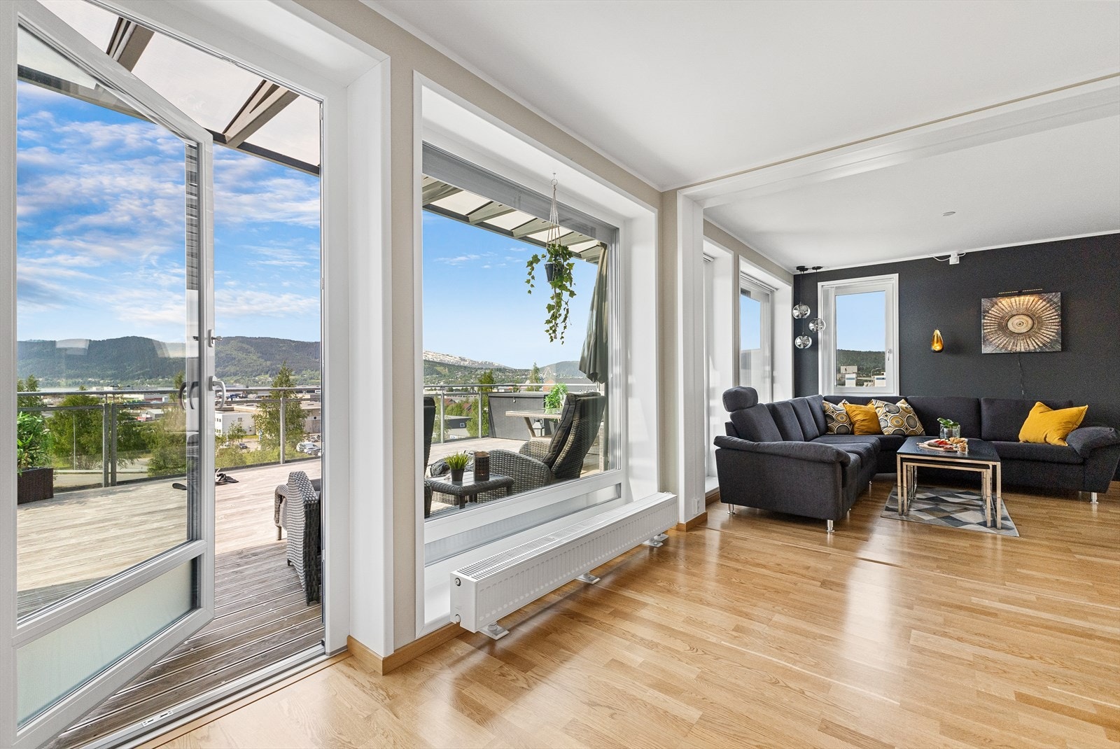 Fra stue mot terrasse og utsikt. Galleribilde