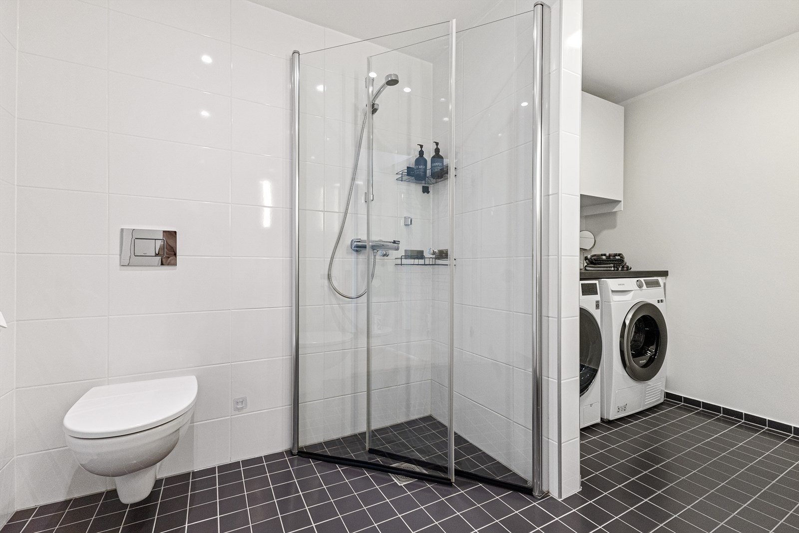 Veggheng wc med trykkbetjening på vegg. Galleribilde