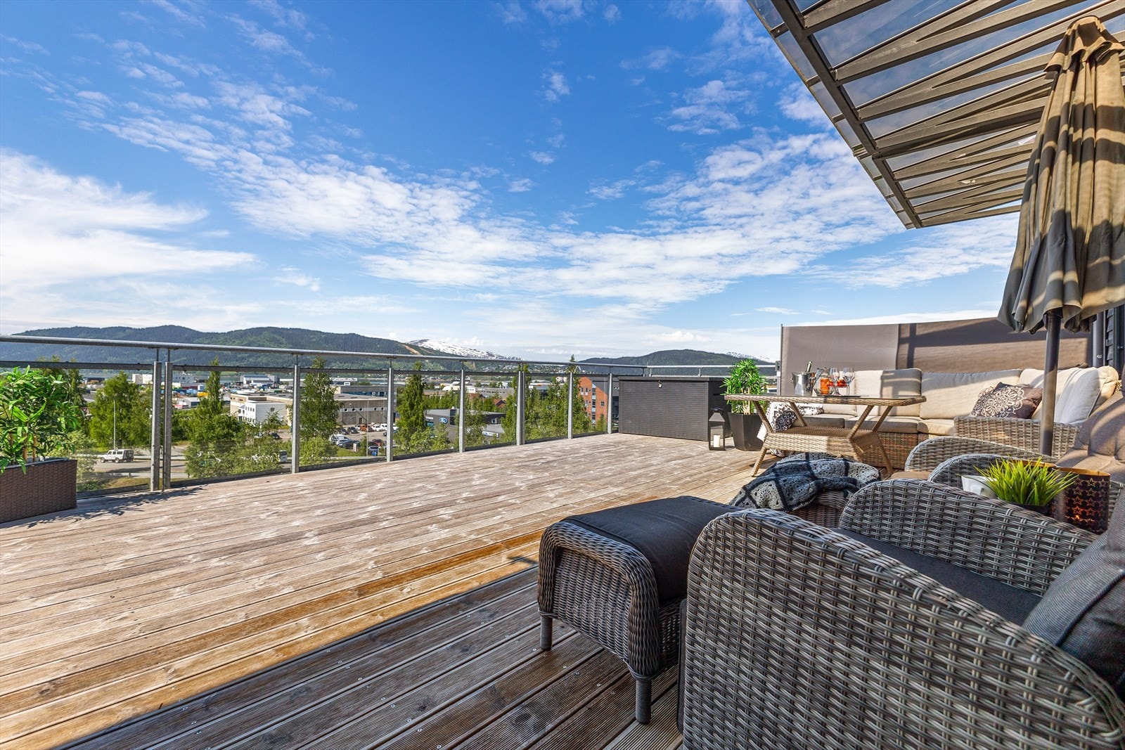 Det er glassrekkverk rundt hele terrassen. Galleribilde