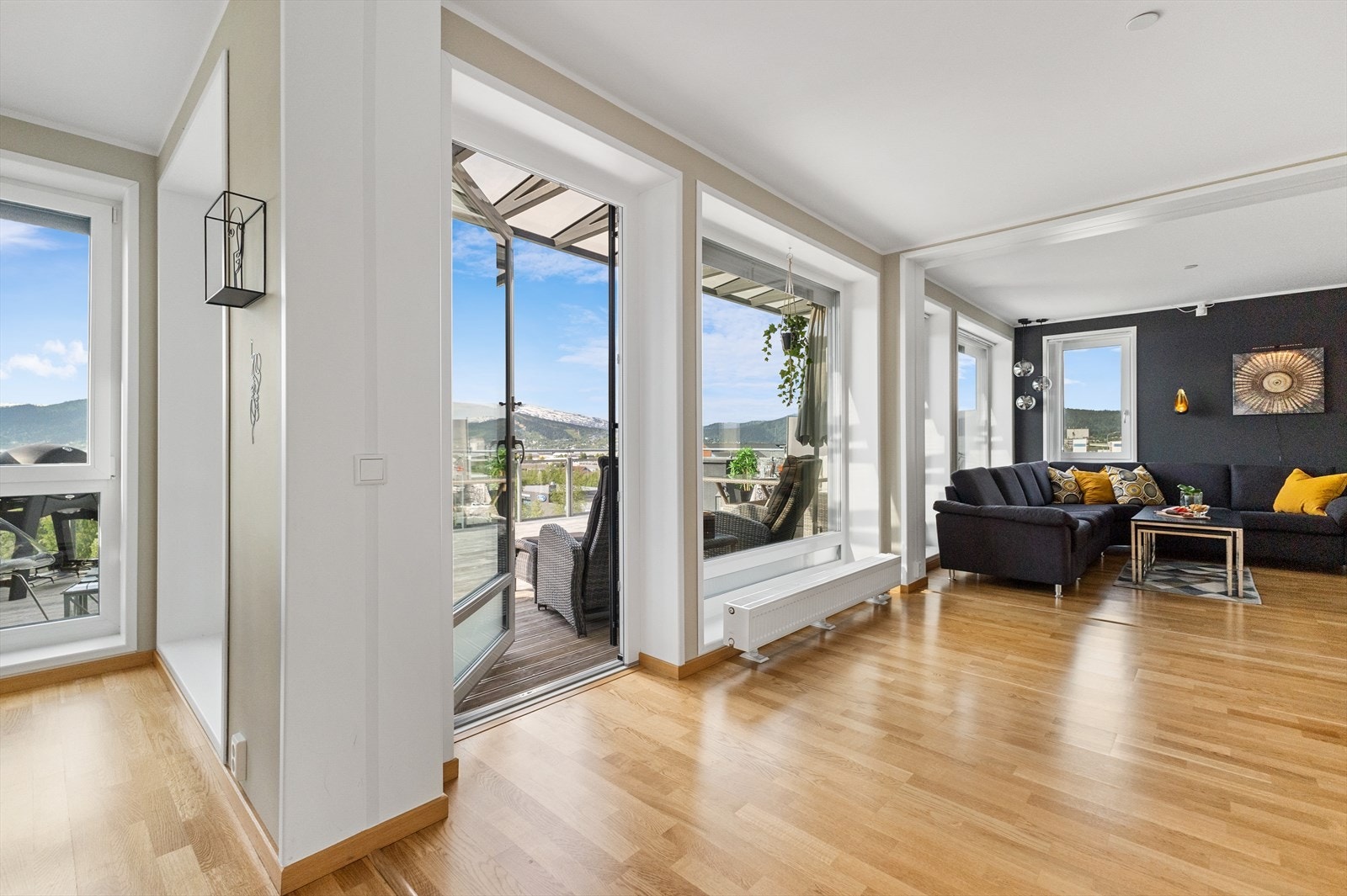 Fra stue mot terrasse og deler av spisestuen. Galleribilde