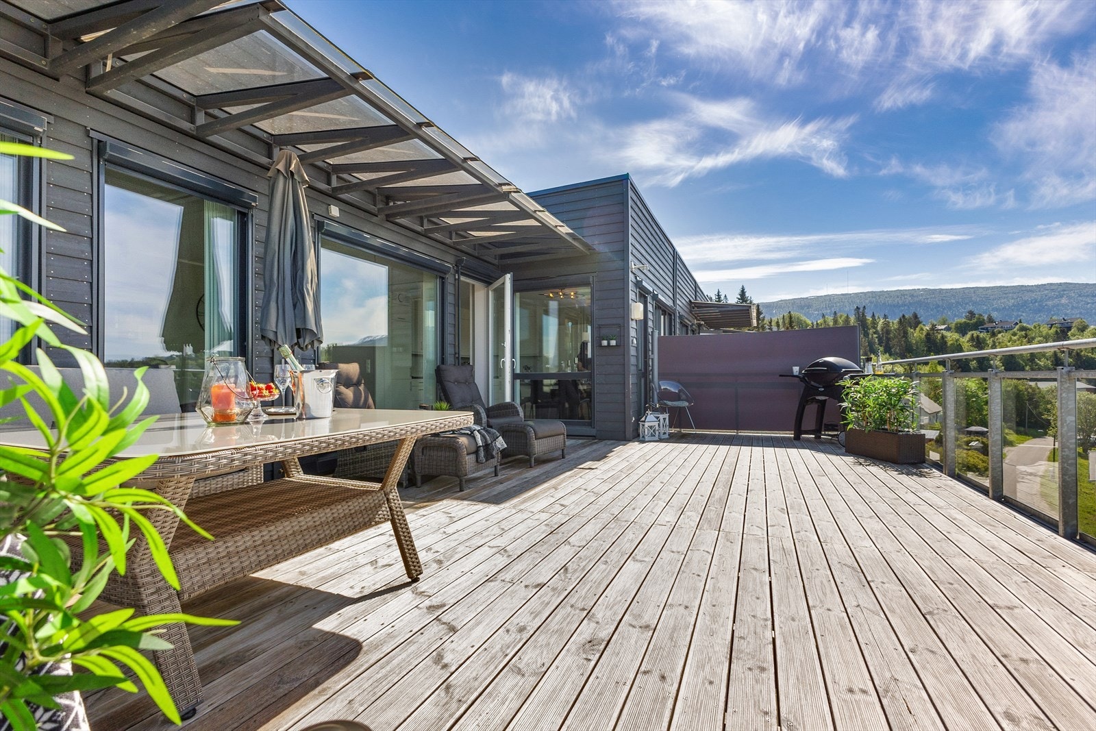 Selger har satt opp utrekkbare levegger som begrenser innsyn. Disse følger selvsagt med leiligheten. Galleribilde