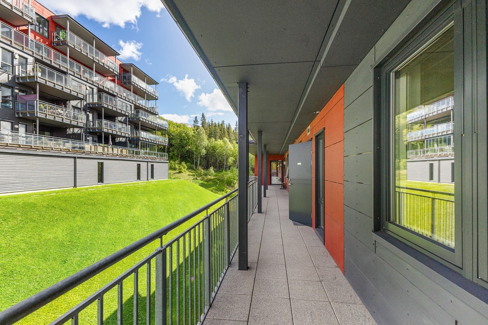 Svalganger over inngangsdører. Galleribilde