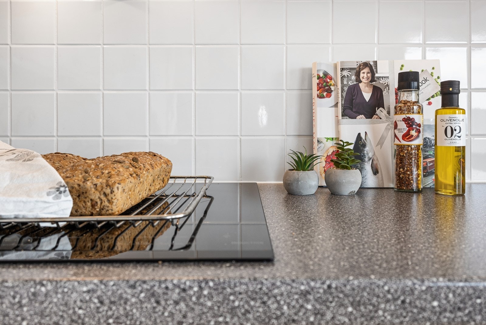 Fliser over benk på kjøkkenet. Galleribilde