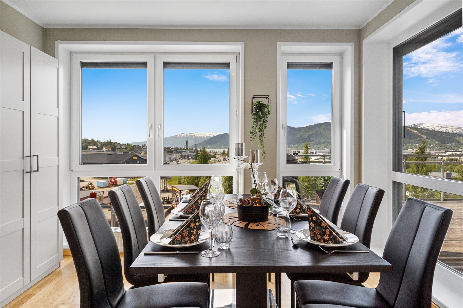 Fra spisebordet så har man en mildt sagt en flott utsikt. Galleribilde