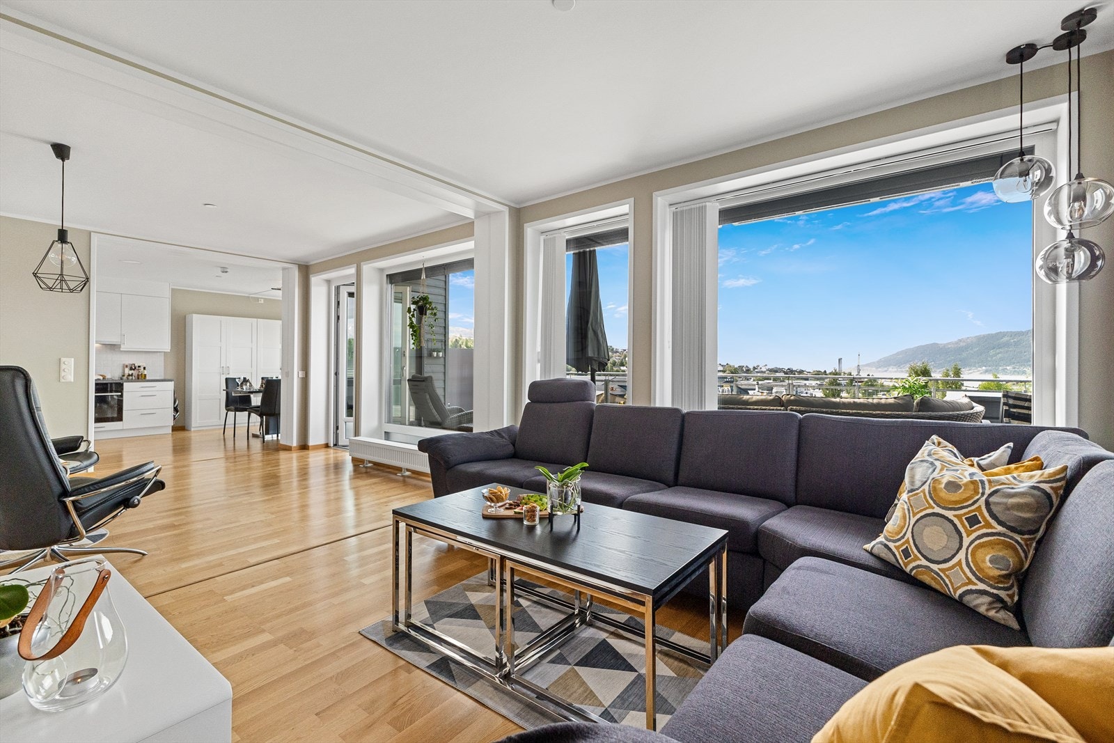 Fra stue mot kjøkken. Galleribilde