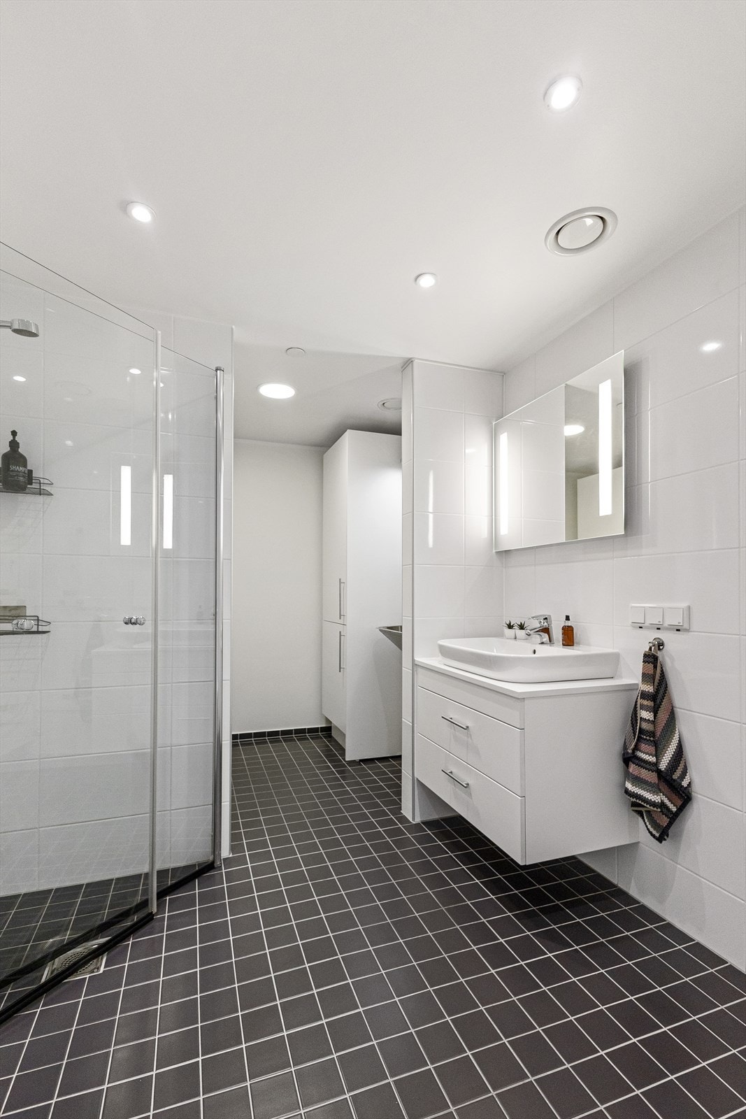 Downlights i himling. Galleribilde