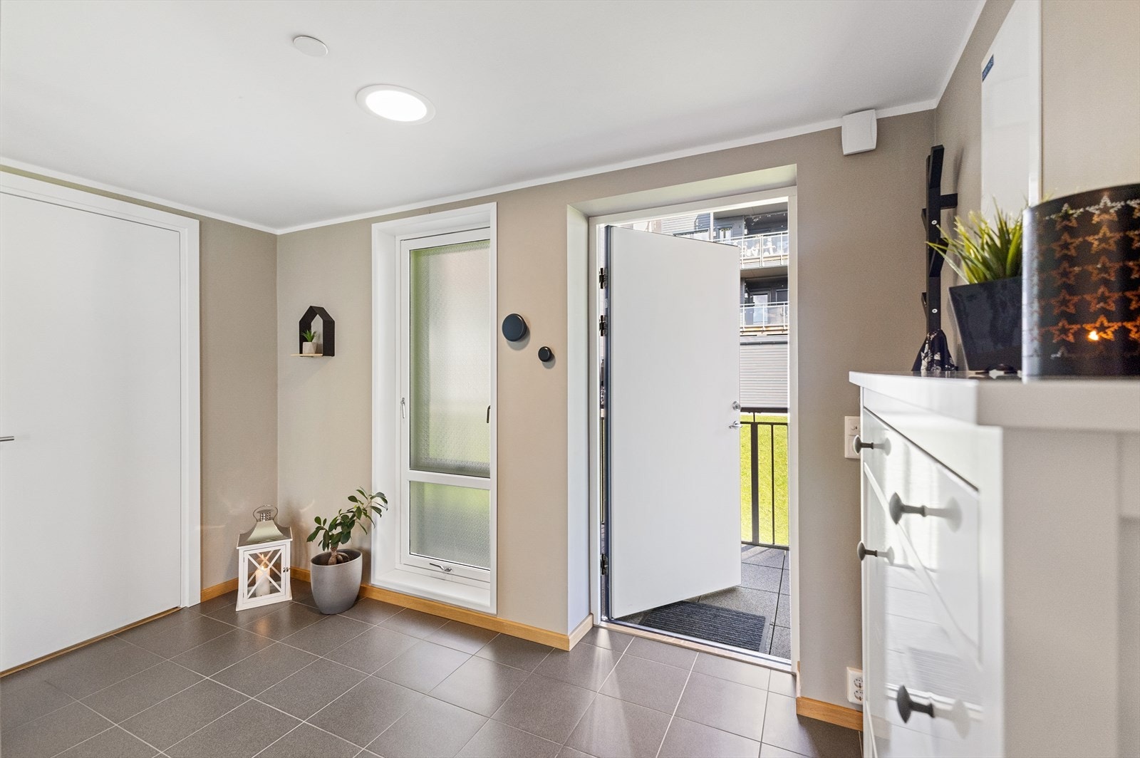 Romslig, flislagt gulv med varmekabler i entre. Galleribilde