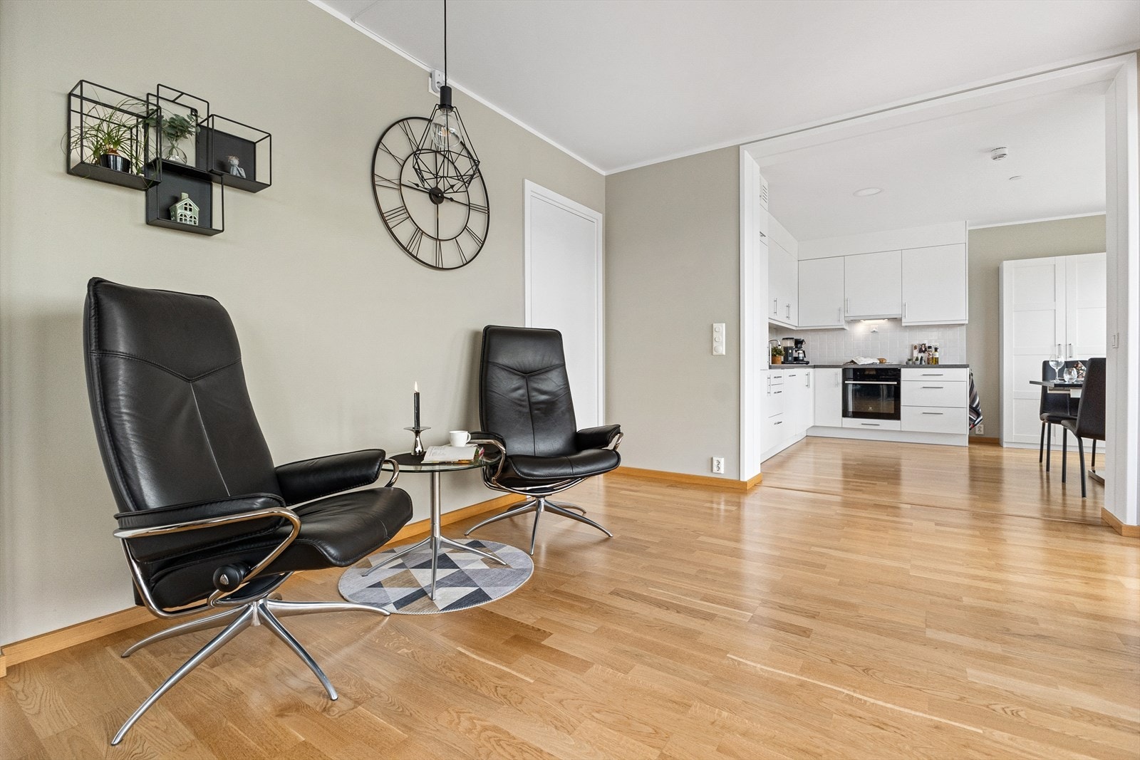 Det er stort sett parkett på alle gulv. Vannbåren varme er inkludert i fellesutgiftene. Galleribilde