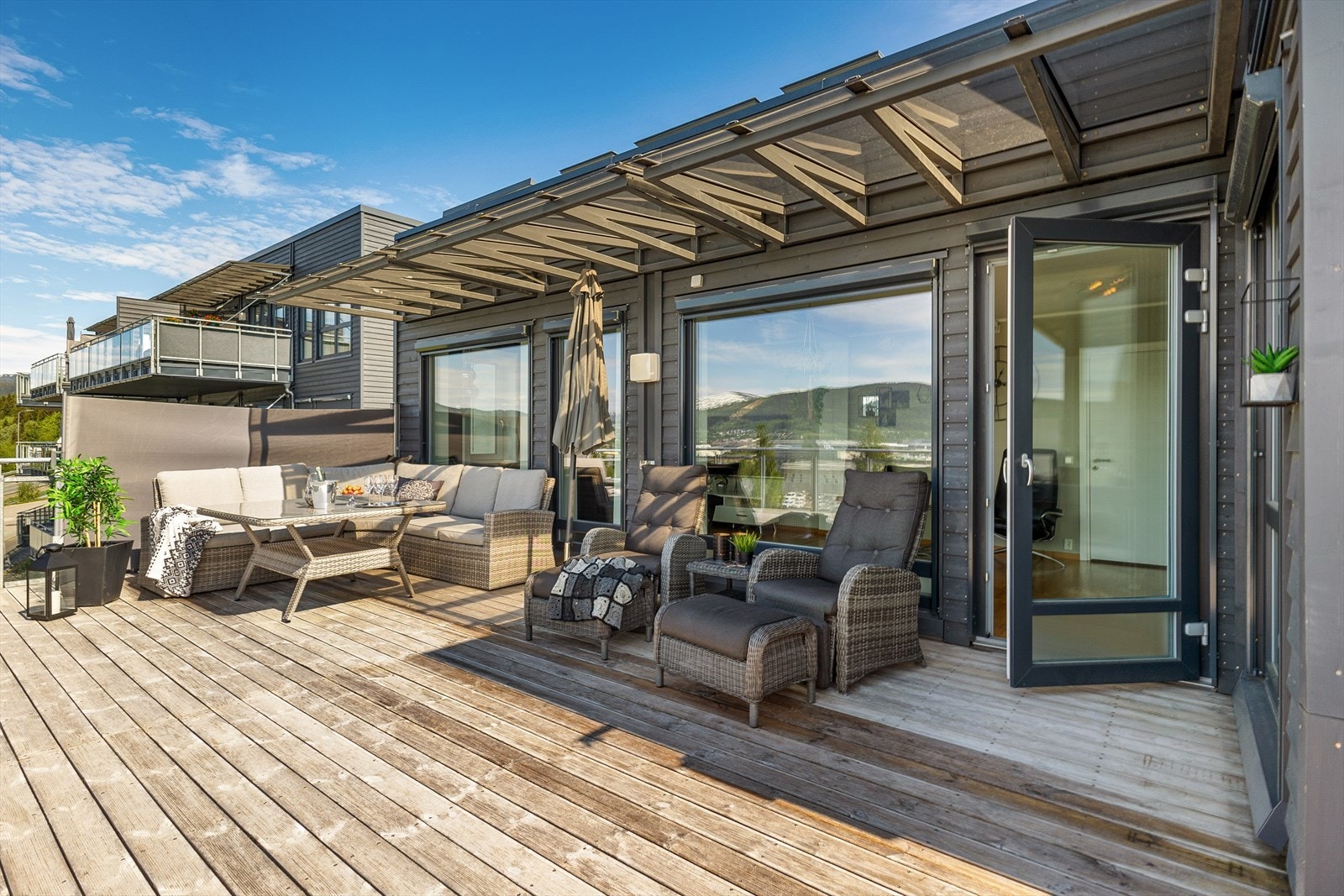 Terrassen er delvis overbygd og her kan man boltre seg på hele 43kvm(TBA) Når solen treffer fasaden, så er det stort sett de øverste leilighetene, slik som denne, som kan skilte med lang solgang! Galleribilde