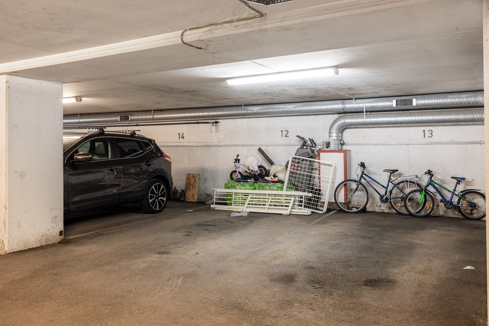 Det følger en garasjeplass med leiligheten. Galleribilde