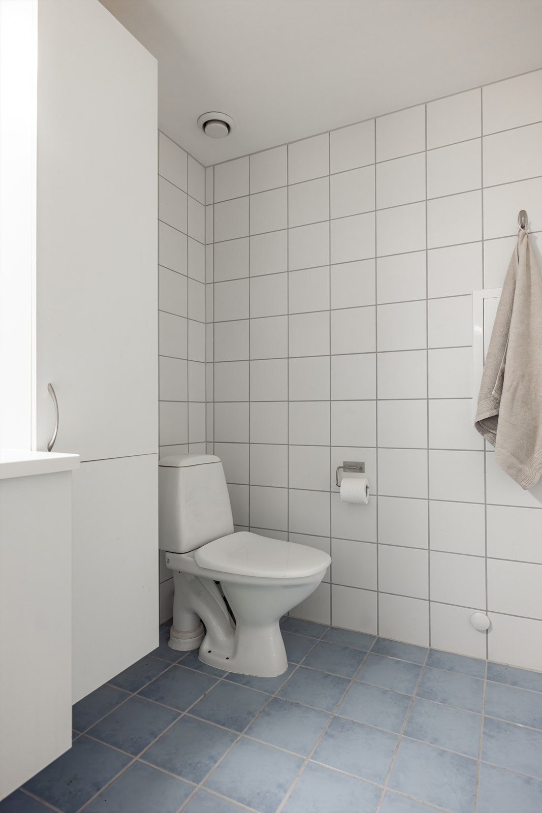 Badet er særdeles kvadratsmart, og innredet med servant på servantskap, toalett og dusj. Det er også opplegg for vaskemaskin på badet. Galleribilde
