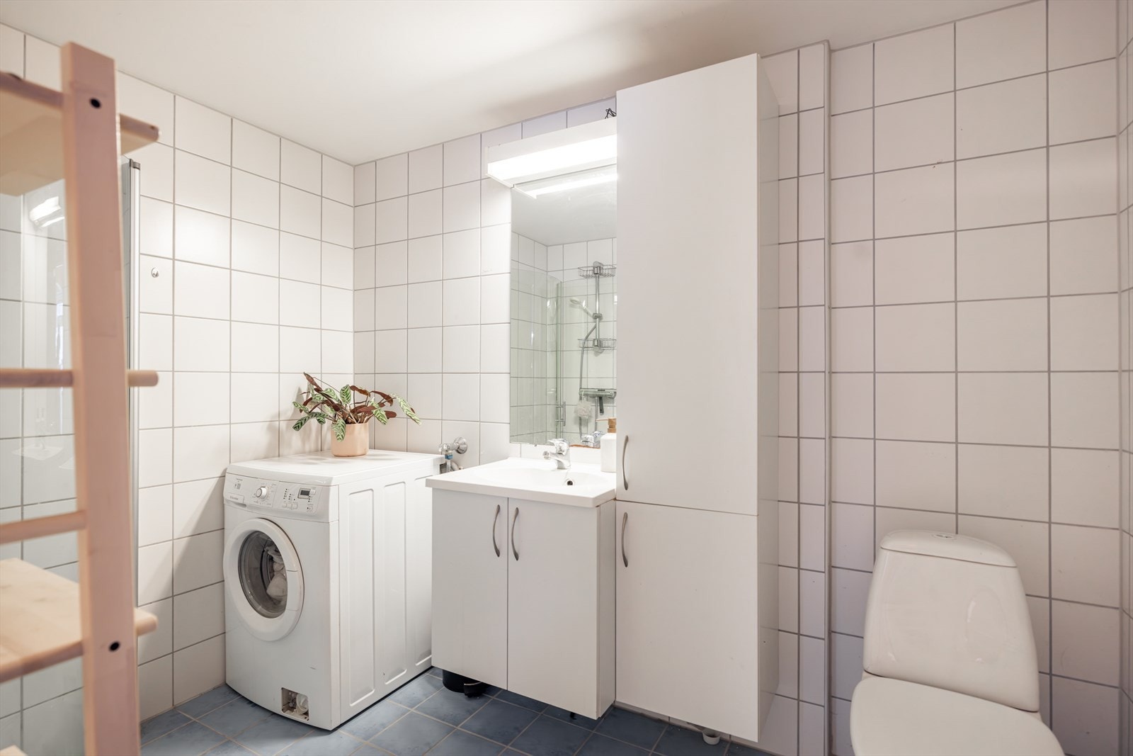 Det innbydende badet har fliser på gulv og vegger. Varme i gulvet er ekstra behagelig på kalde vintermorgener. Galleribilde