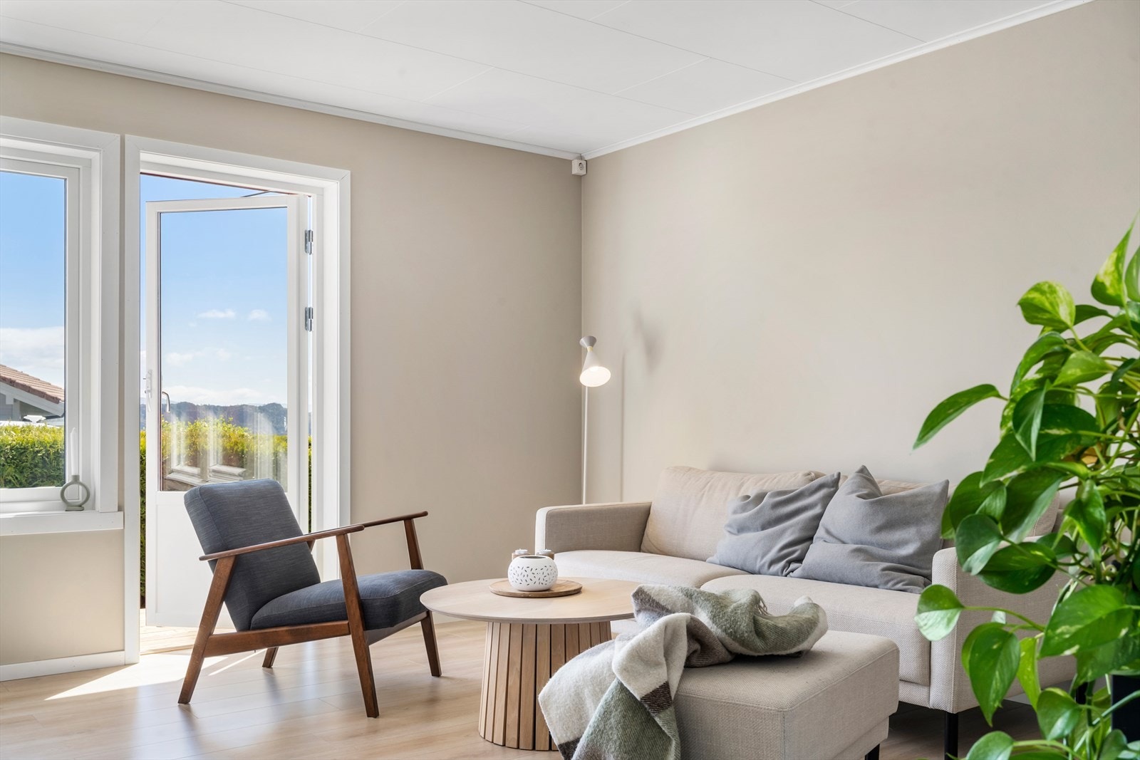 Til oppvarming er det klargjort egen kurs til varmepumpe i stue, samt montert ny vedovn i 2024 Galleribilde