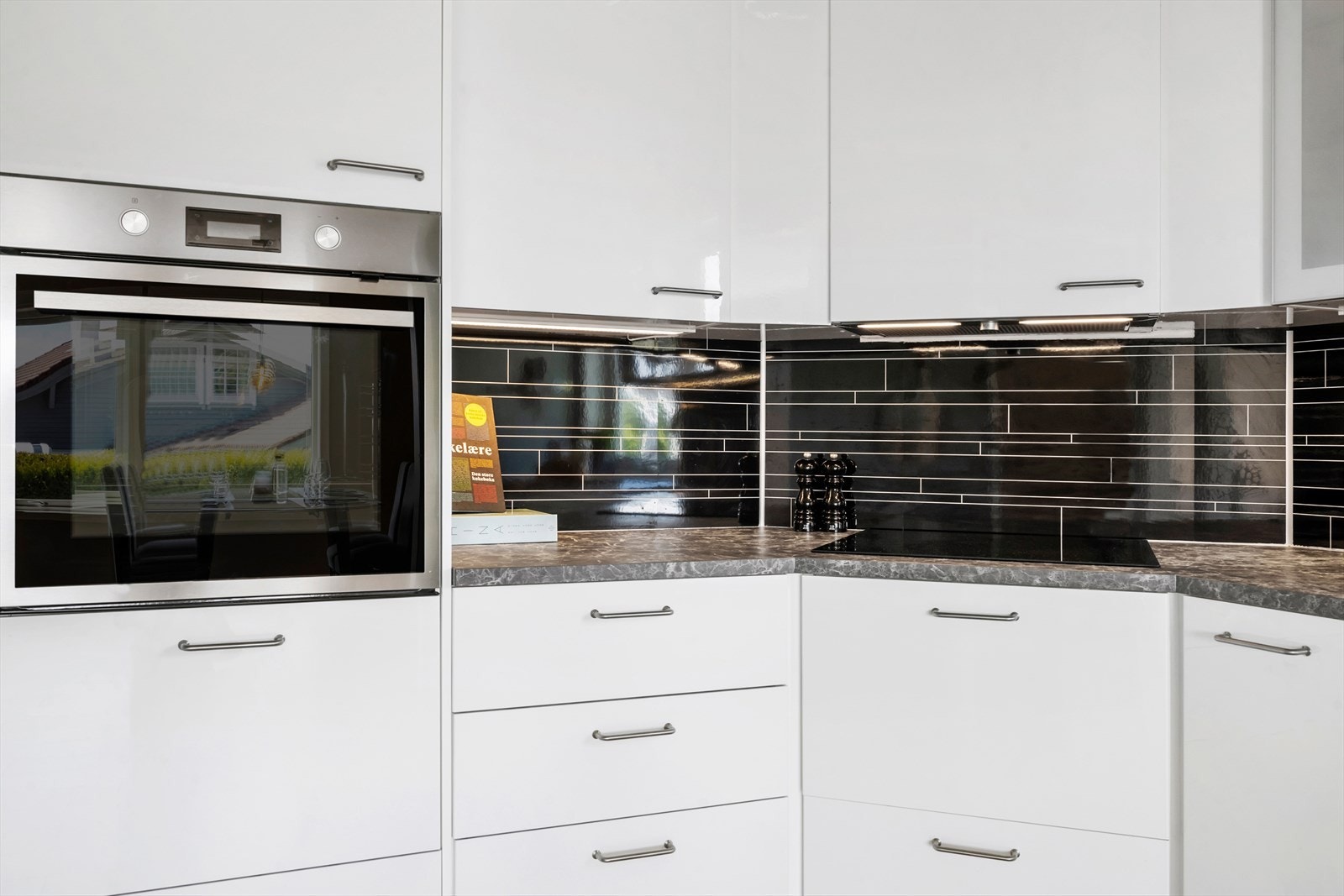 Kjøkken er utstyrt med integrert oppvaskmaskin, platetopp og komfyr i høyskap, samt frittstående kjøleskap fra Electrolux. Galleribilde