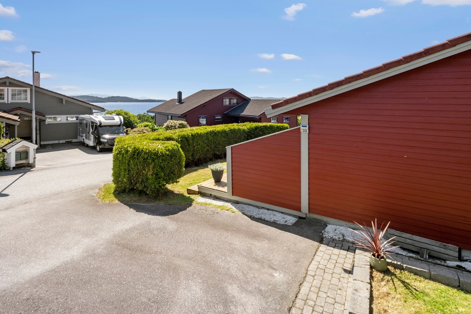 Eiendommen er pent opparbeidet med asfaltert biloppstillingsplass, og belegningsstein frem til inngangspartiet. Galleribilde