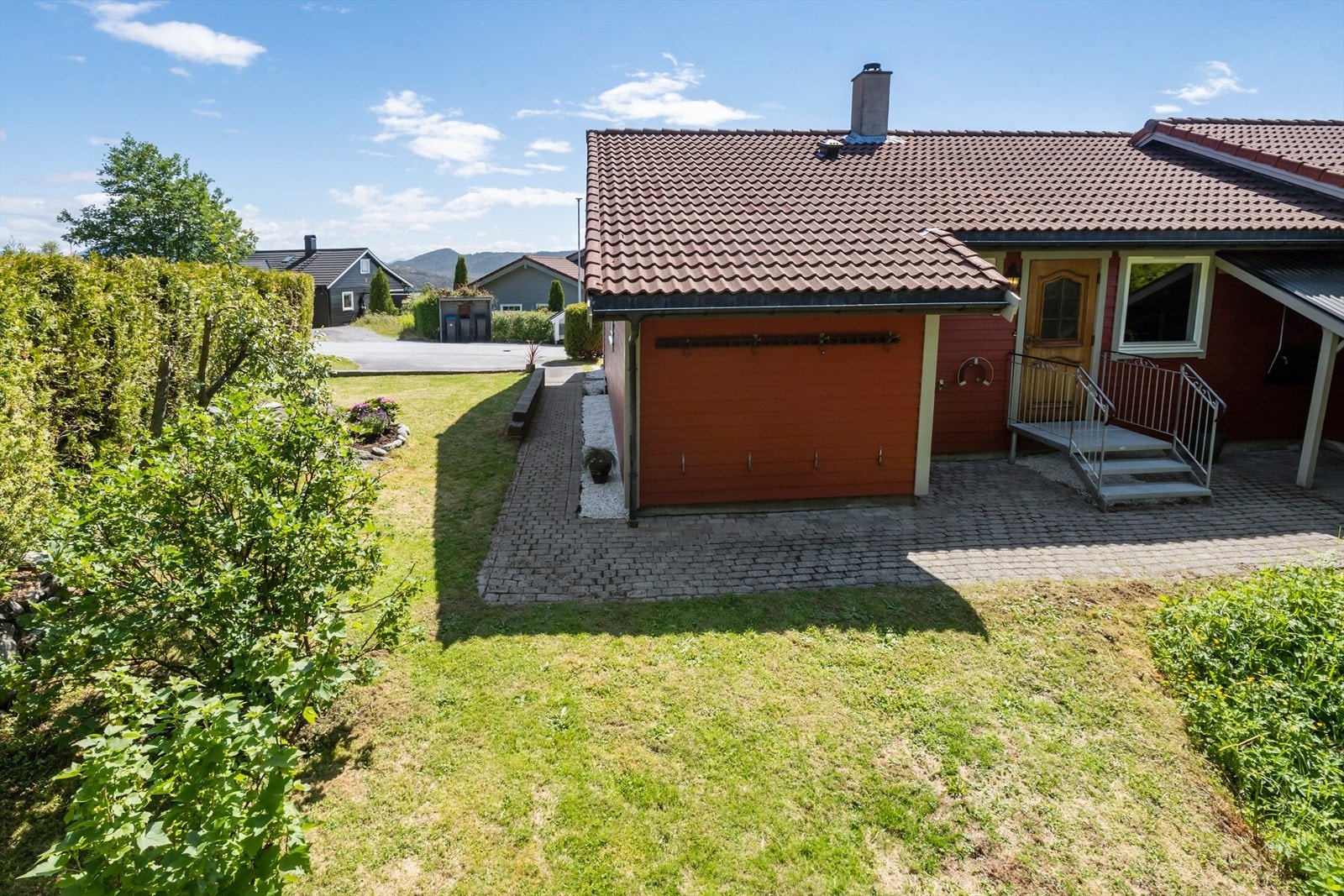 Til oppbevaring er det sportbod ved inngangsparti, åpent vedskjul og oppbevaringsmulighet på loft. Galleribilde