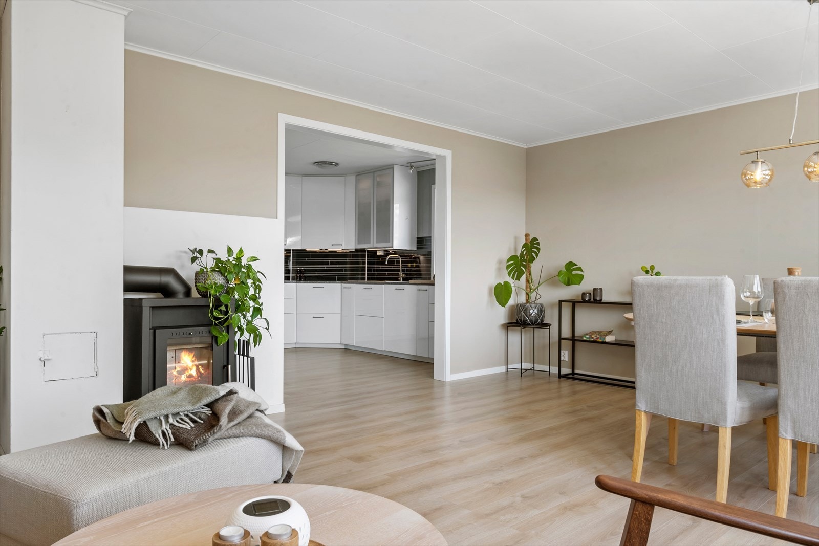 Mellom kjøkken og stue er det åpen løsning, samt plass til en romslig spisegruppe. Galleribilde