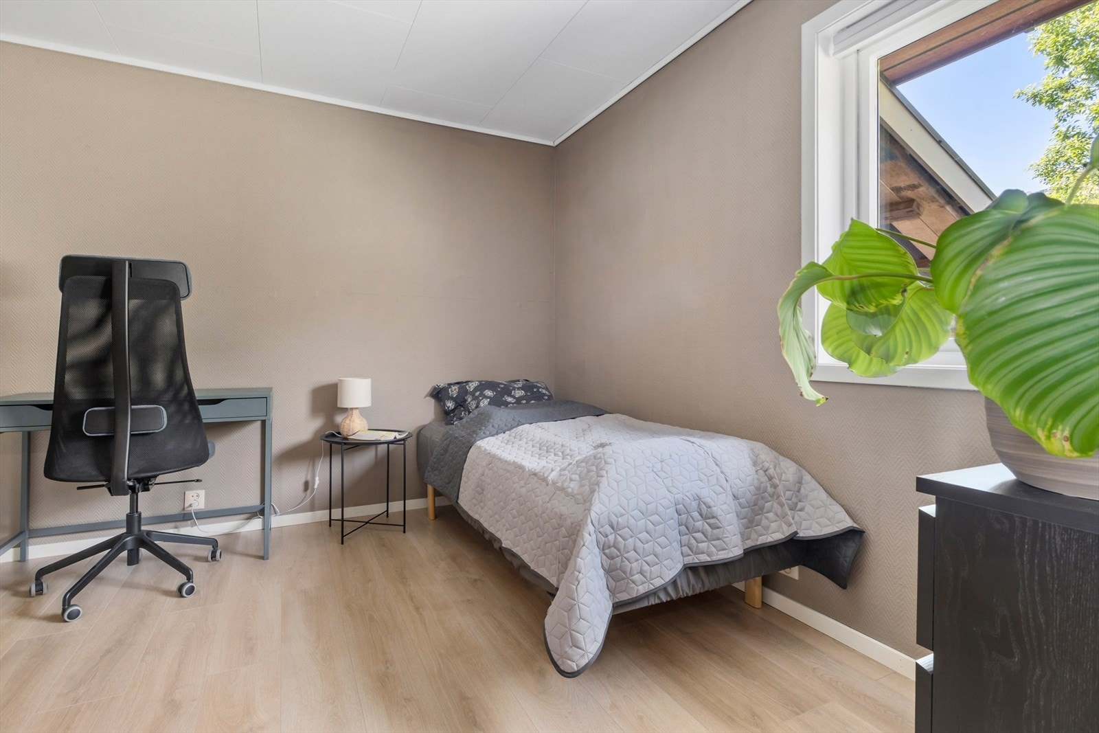 Soverom 1 er av god størrelse og kan innredes med skyvedørsgarderobe hvis ønskelig Galleribilde