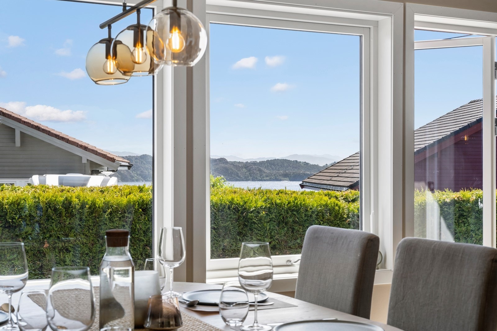 Utsikt med sjøgløtt til Solheimsfjorden Galleribilde