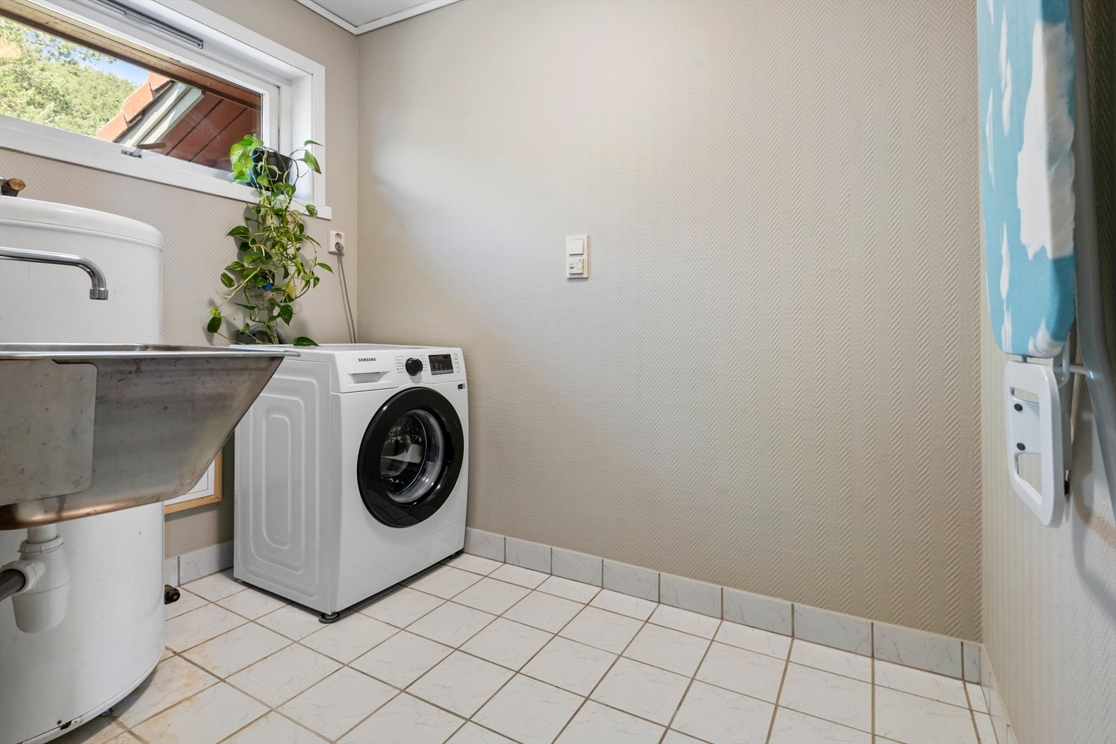 Vaskerom er utstyrt med 200L varmtvannsbereder, tilkoblingsmulighet for vaskemaskin, sluk i gulv, stålvaskekar, innvendig stoppekran, samt inspeksjonsluke til vannutkaster. Innvendige overflater består av flislagt gulv og tapetserte, malte plate på vegg. Galleribilde