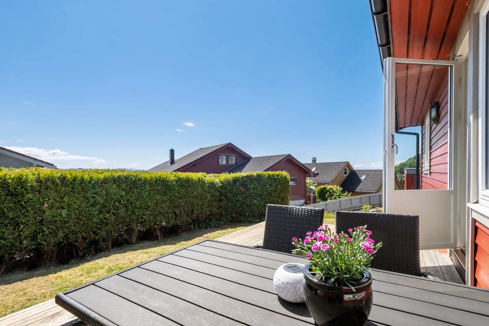 Den sørvendte terrassen er bygget i 2020 og er nylig oljet. Galleribilde