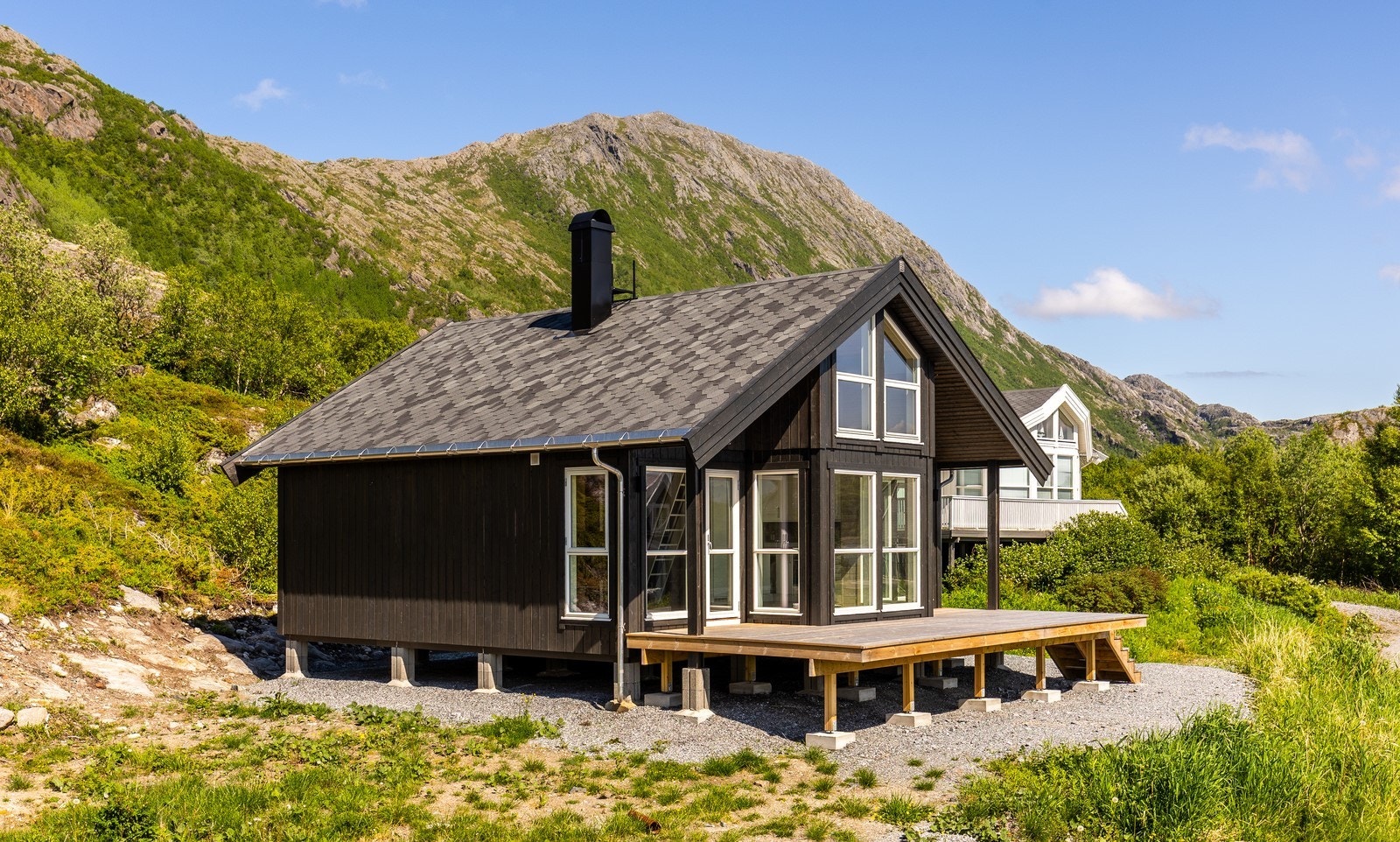 Hytta ligger idyllisk til, og innbyr deg til å skape ditt eget uteområde. Galleribilde
