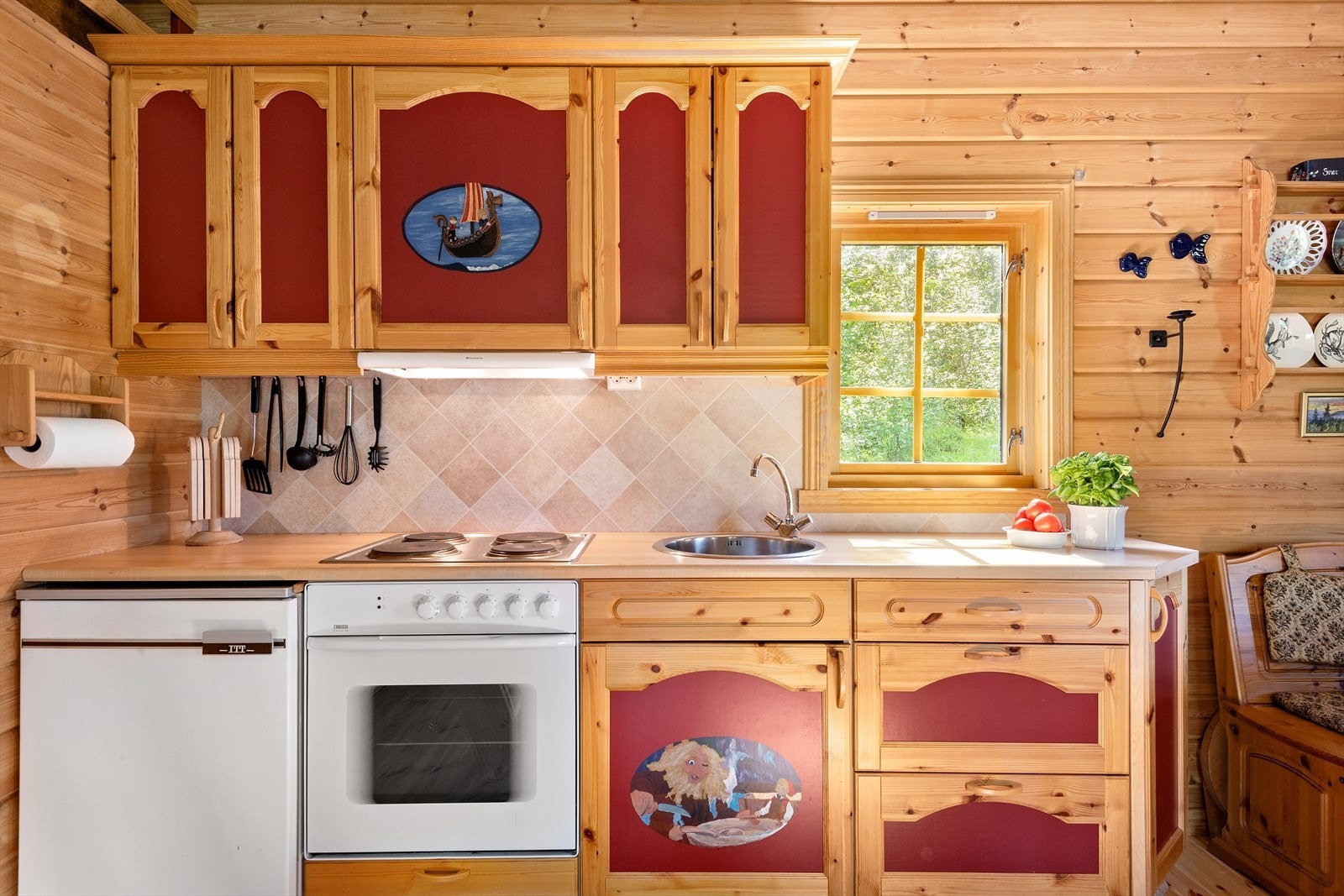 Alt av innbo følger med i handelen. Dette med unntak av personlige gjenstander og gjenstander av affeksjonsverdi. Galleribilde