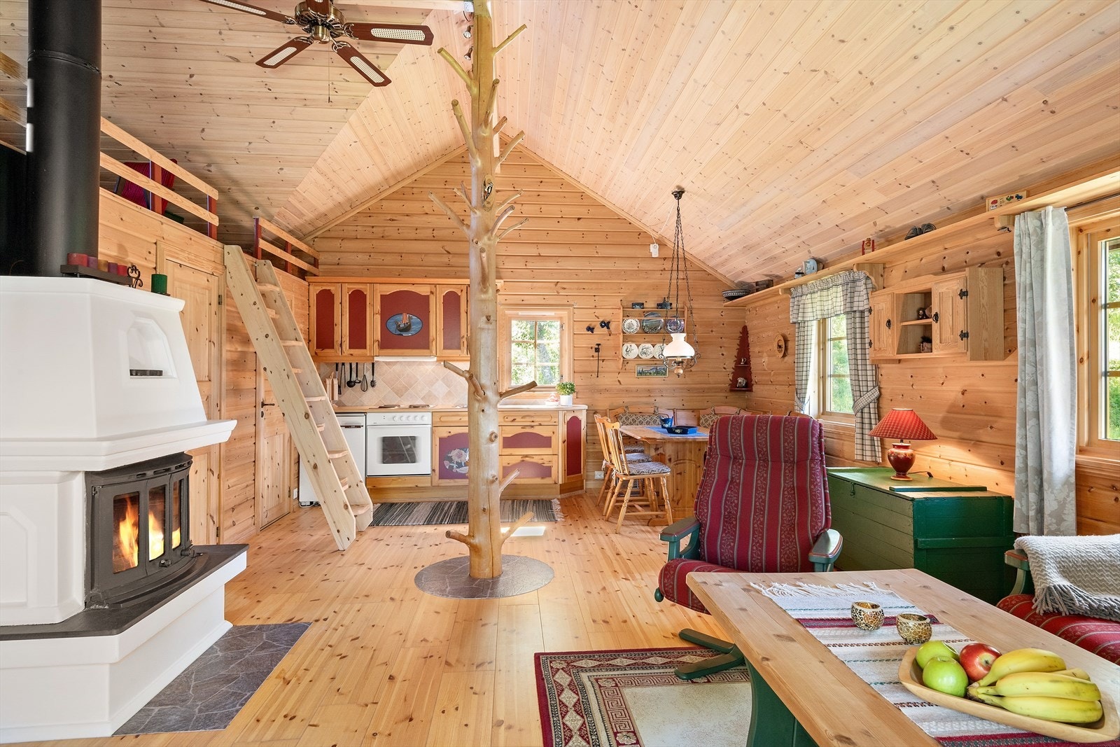 Stige fra stue opp til hems Galleribilde