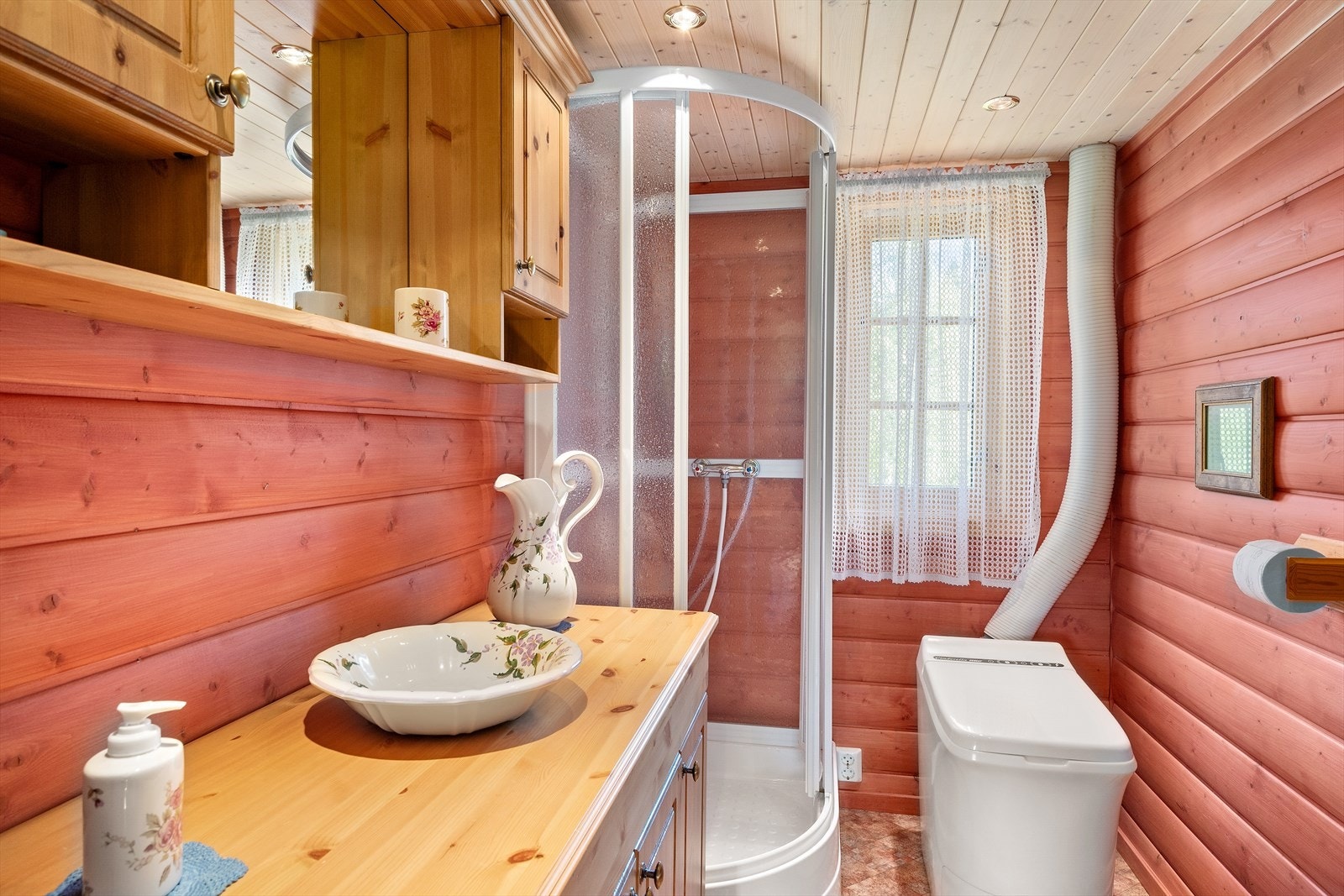 Det er innlagt strøm i hytta. Cinderella toalett. Galleribilde