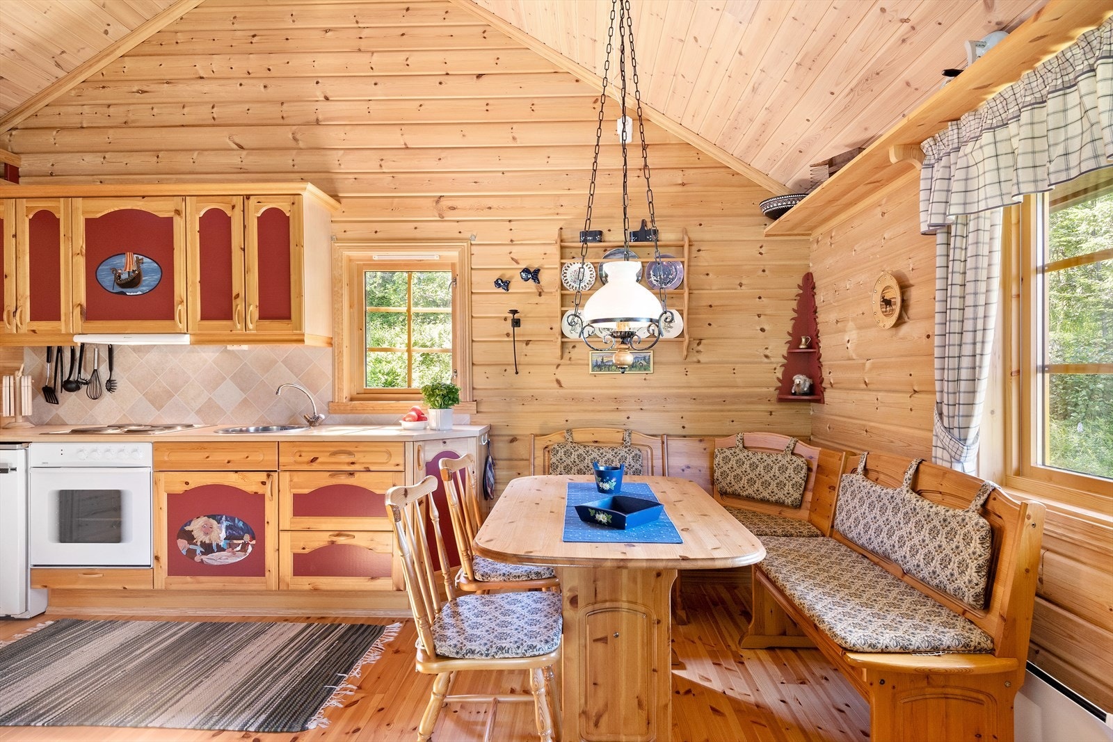 Spisestue rett ved kjøkkenet Galleribilde