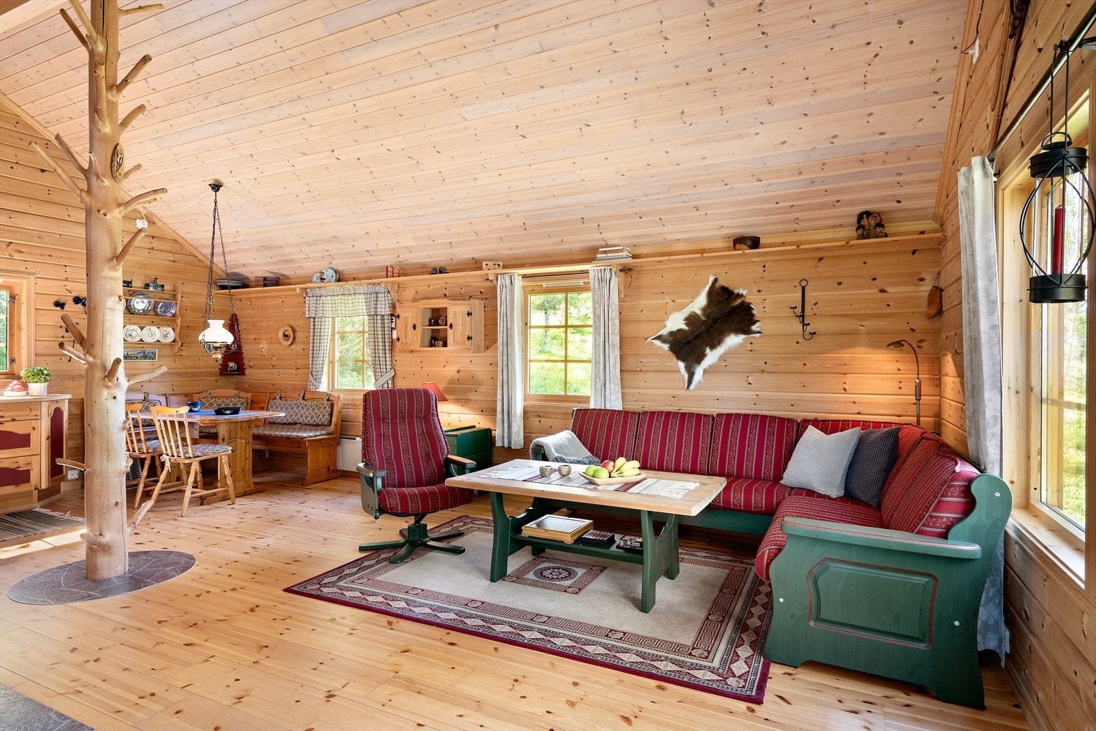 Her ser man stue kombinert kjøkken i samme rommet Galleribilde