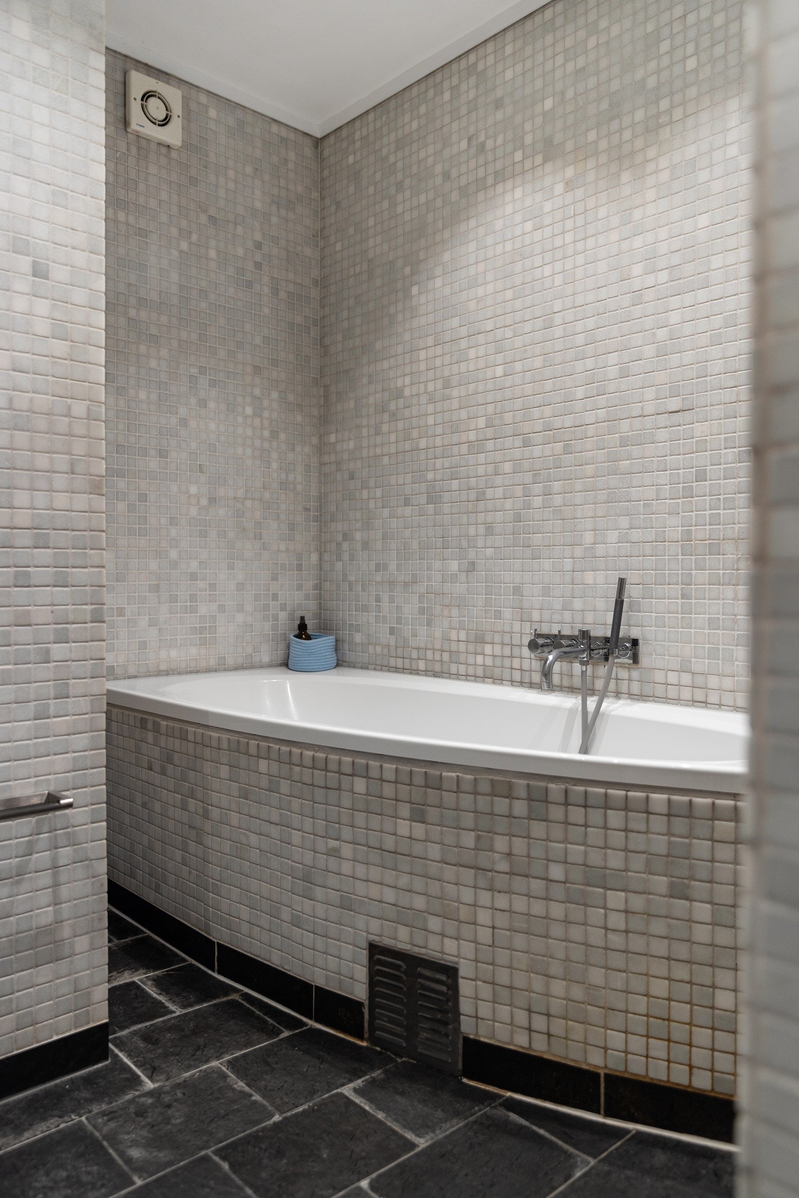Pent innfliset badekar. Galleribilde