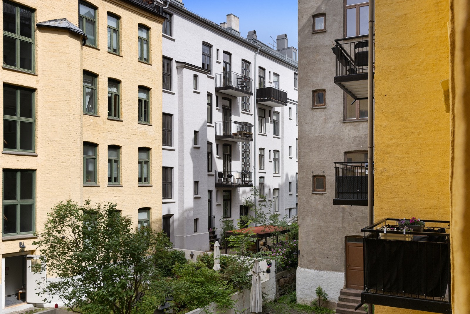 Fin utsikt mot velbeholdt bakgård. Galleribilde