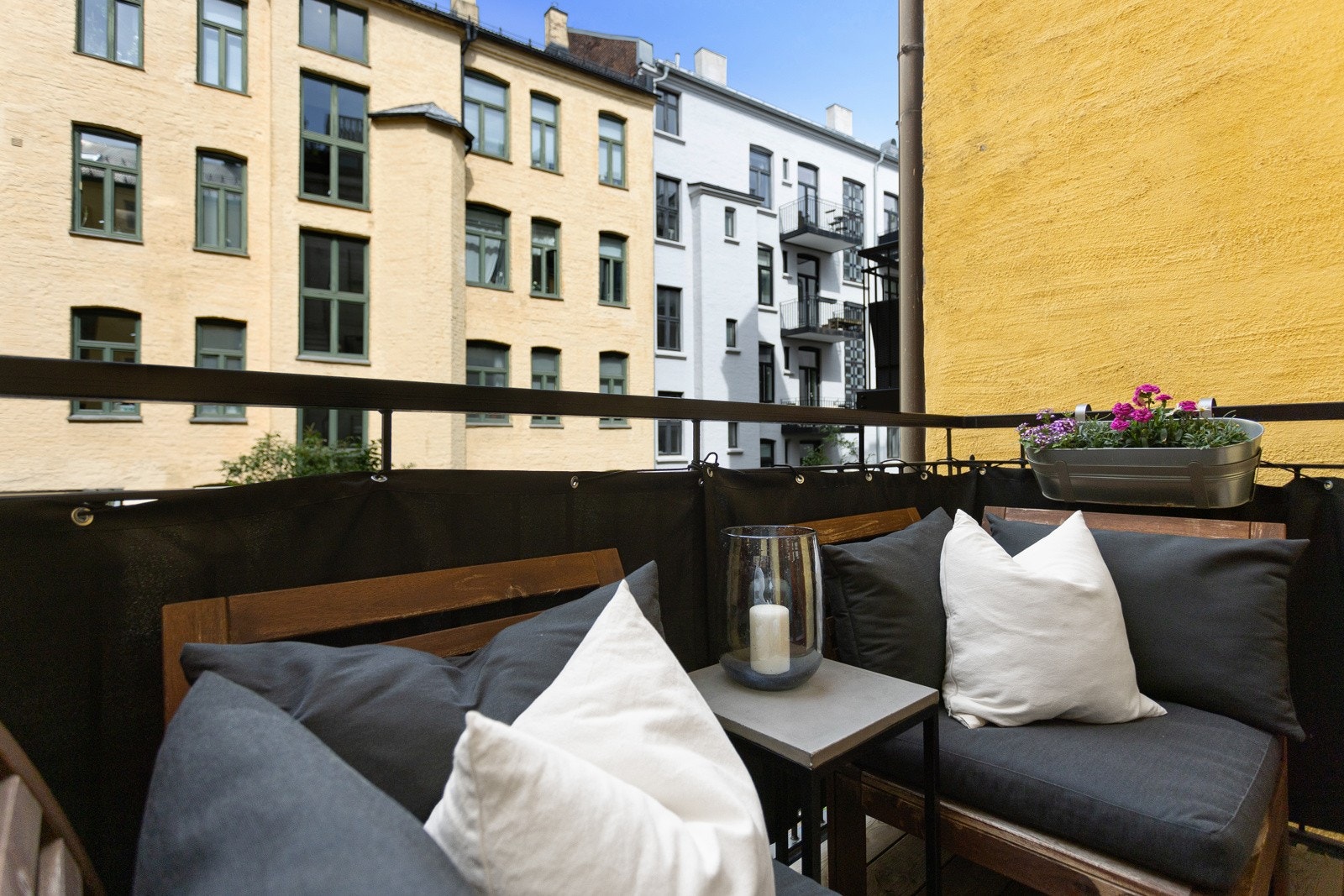 Plass til sittegruppe, grill og hyggelig beplantning. Galleribilde
