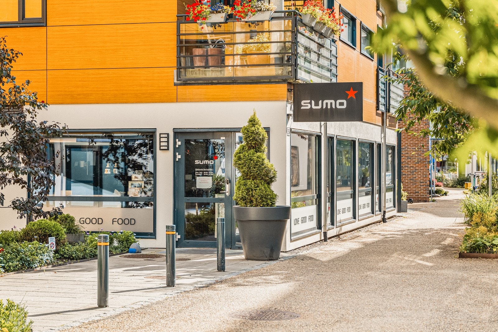 - Flere populære restauranter og kaffèer i gaten, som bla. Sumo sushi, Aster sjømatrestaurant og Godt Brød. Galleribilde