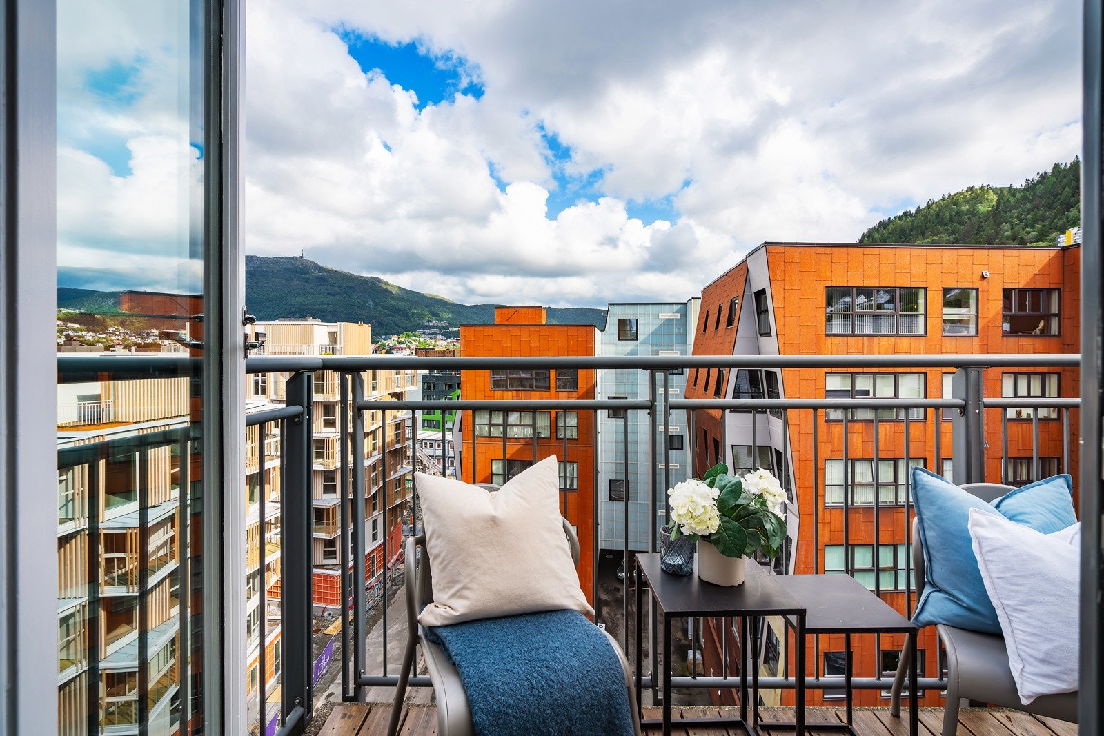 - Her har man plass til en liten sittegruppe - Galleribilde