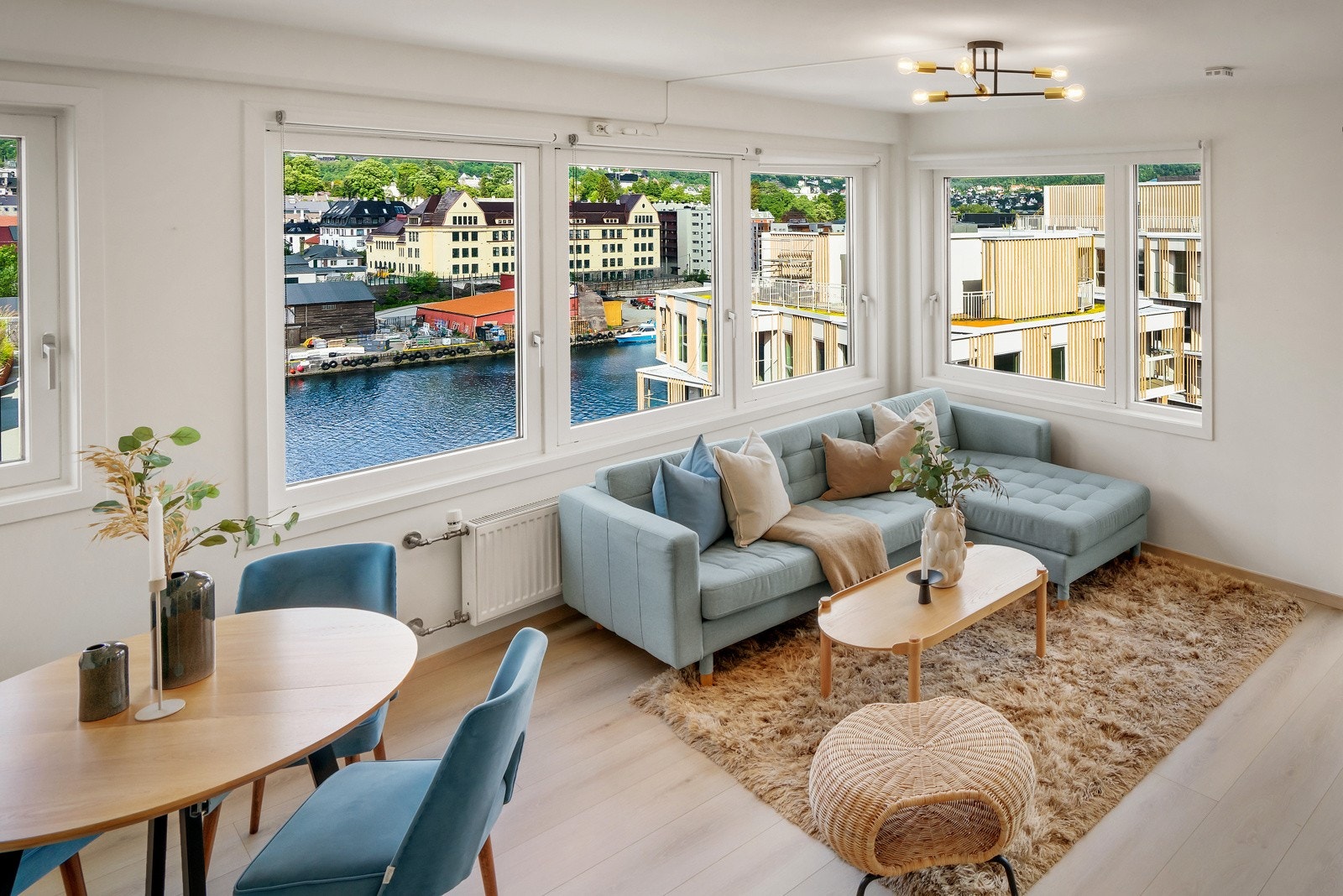 - Plass til spisebord mellom stue og kjøkken, samt mulighet for romslig hjørnesofa i stuen - Galleribilde