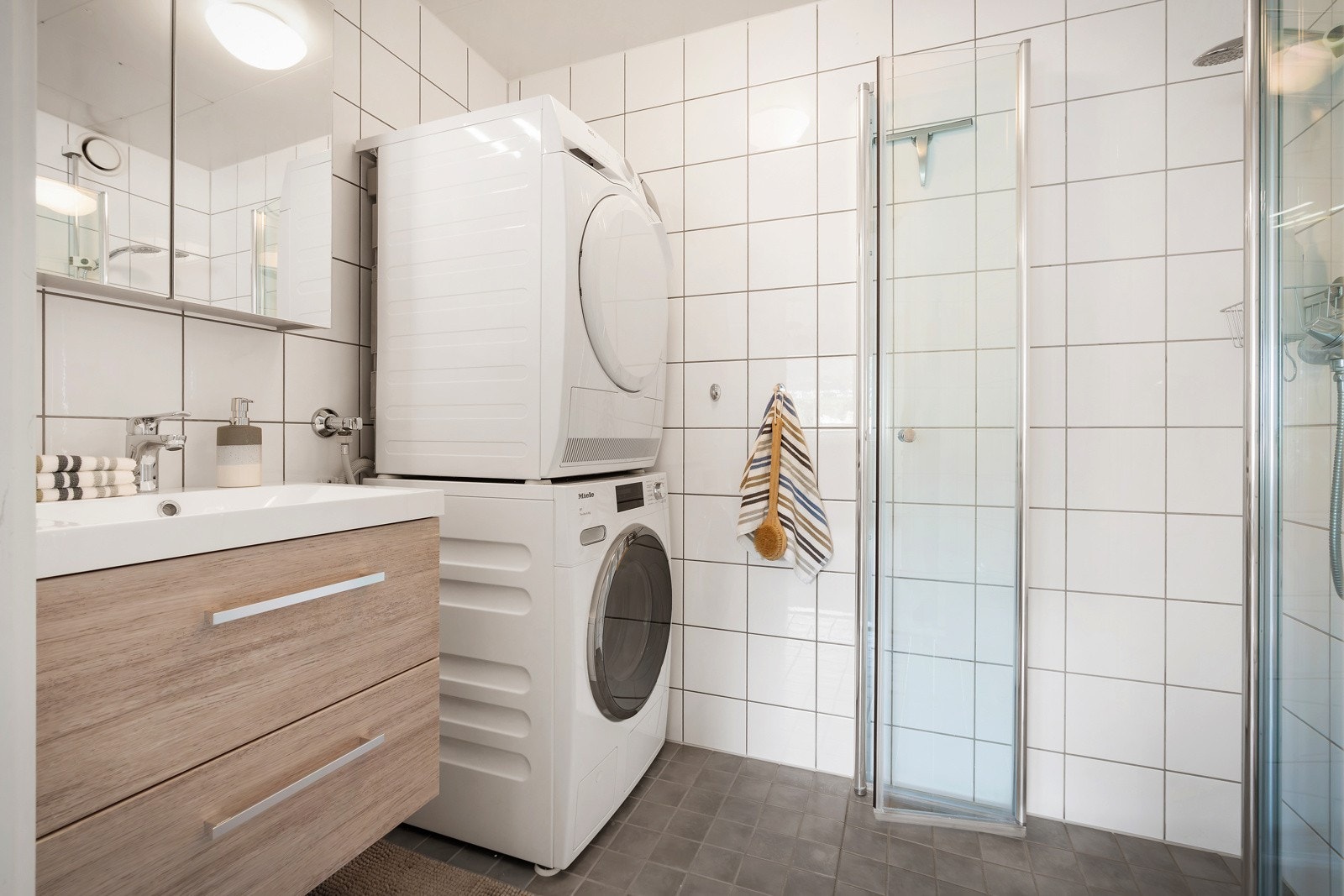 - Det er også opplegg for både vaskmaskin og tørketrommel - Galleribilde