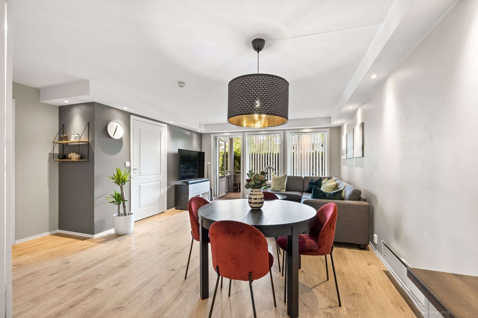 Det er plass til møblering av både sofa- og spisegruppe. Galleribilde