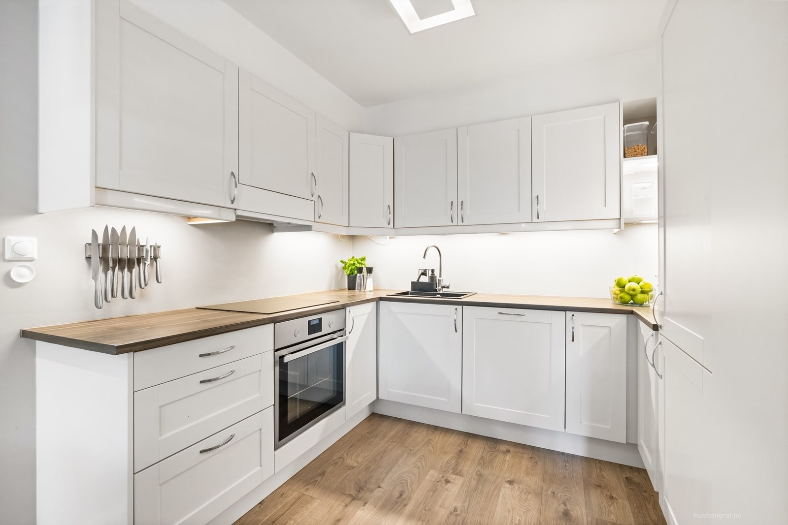 Det er gode arbeidsflater og godt med oppbevaring i skuffer og skap. Galleribilde