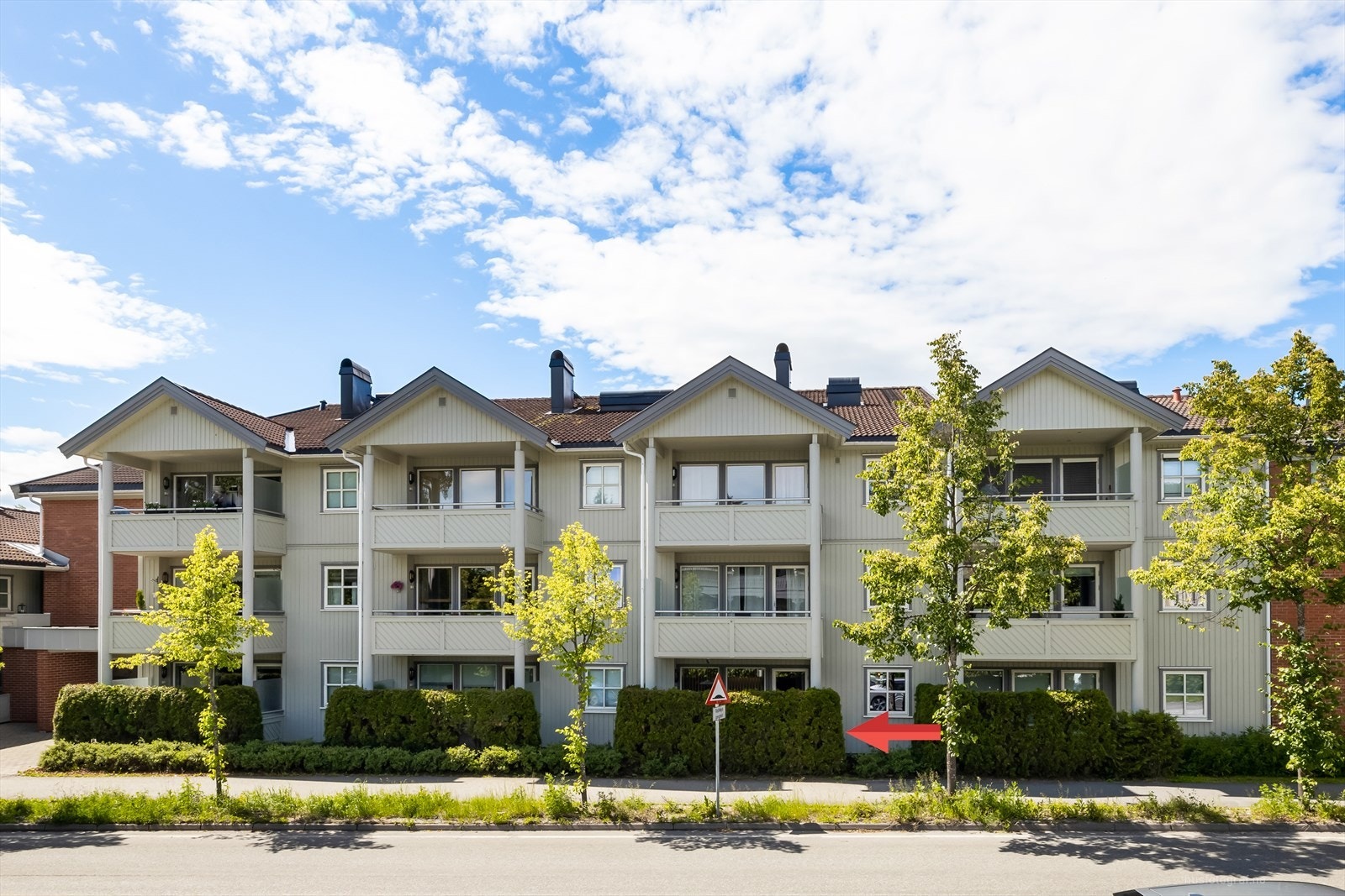 Eiendomsmegler Karianne Skogmo ønsker velkommen til Bruveien 2! Galleribilde