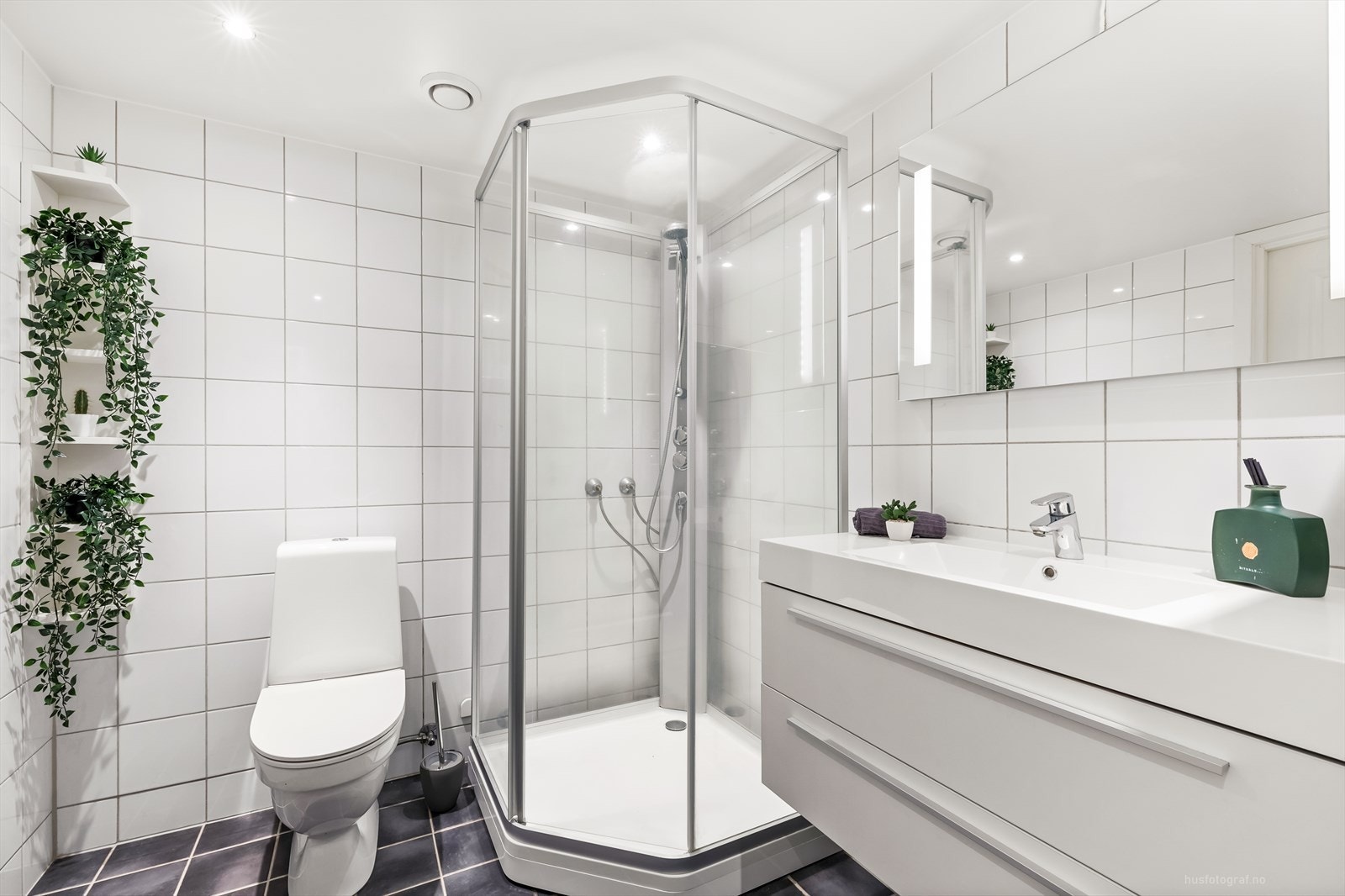 Det er fliser på gulv og vegger. Varmekabler i bad. Galleribilde