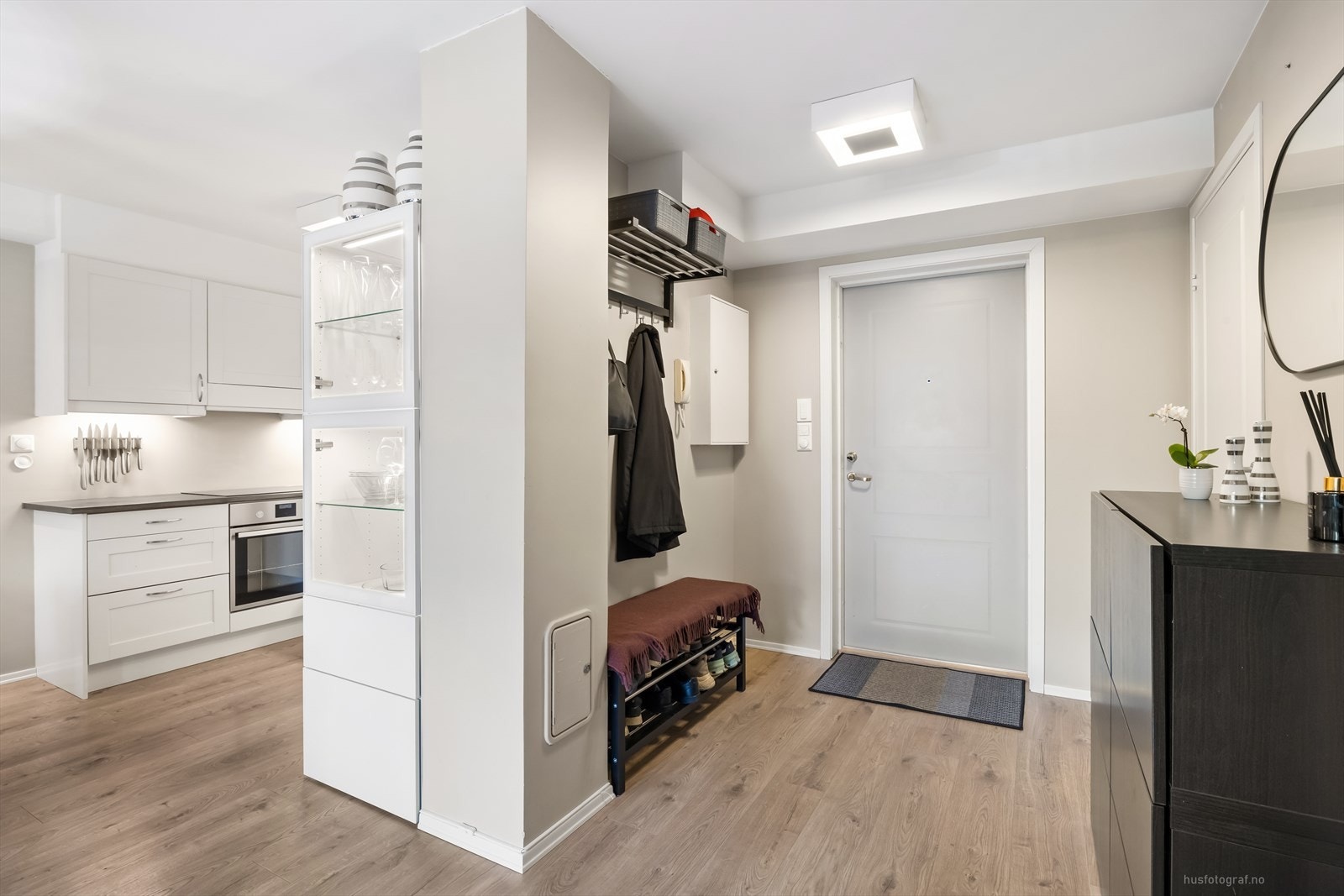 Leiligheten har en gjennomgående planløsning og fremstår som lys og luftig. Galleribilde