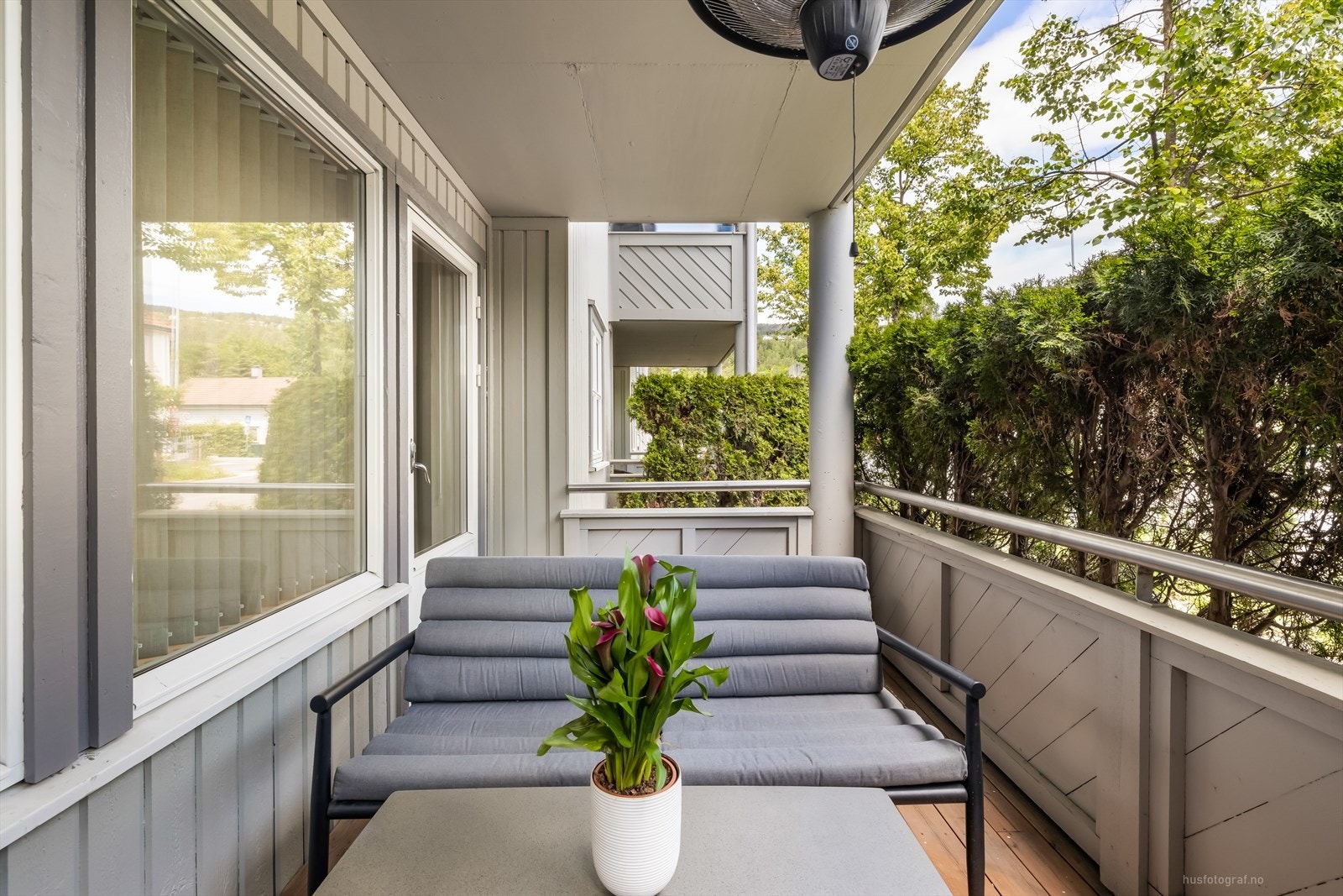 Leiligheten har en koselig overbygget balkong med plass til en sittegruppe. Galleribilde